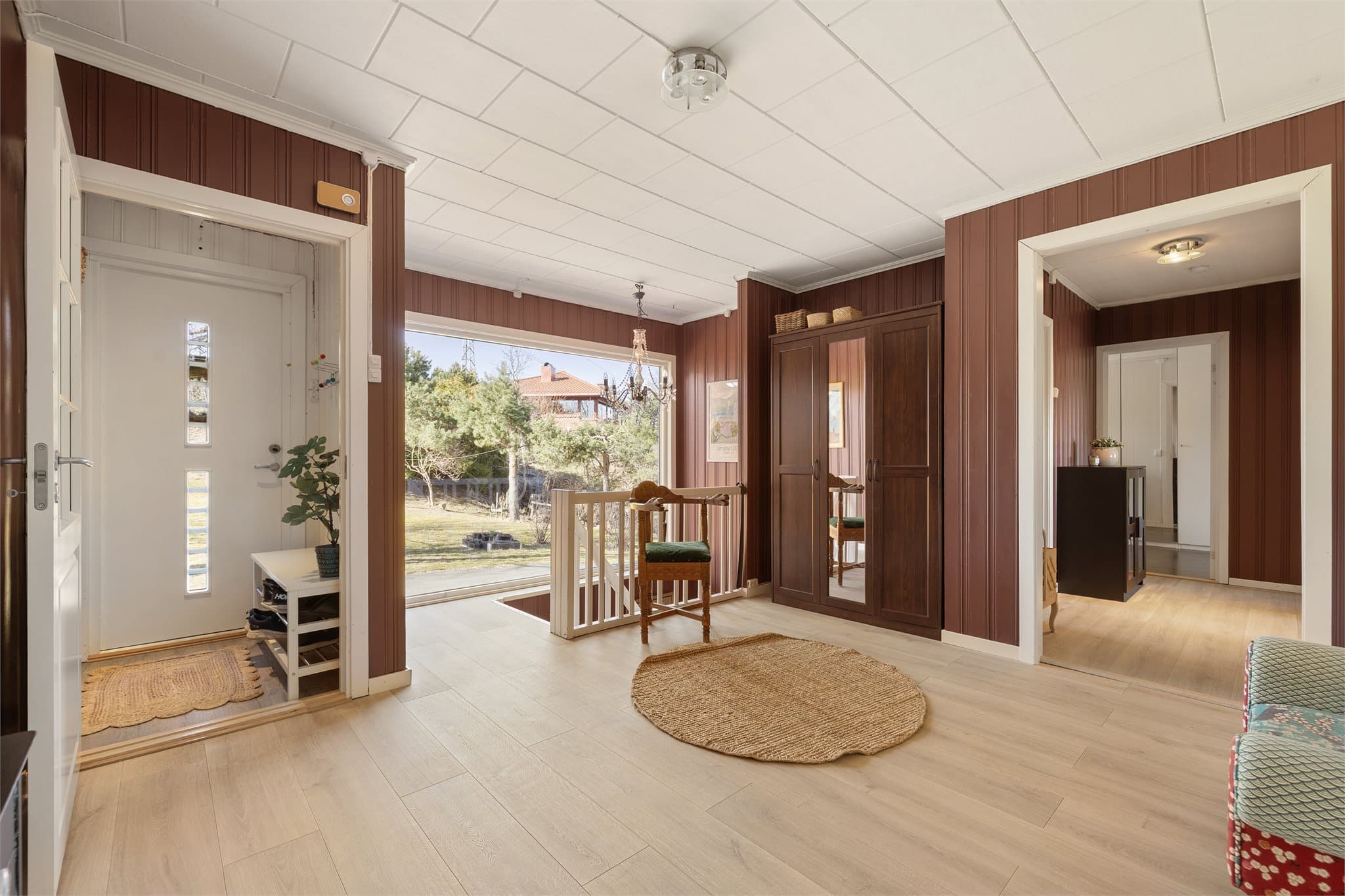 Boligen har en romslig gang med gode oppbevaringsmuligheter for sko og yttertøy.