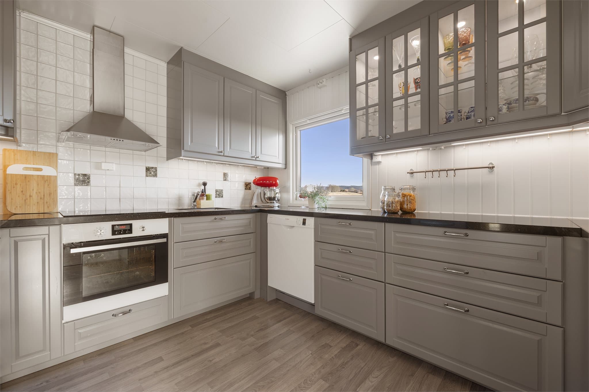 Romslig og tidløst kjøkken med profilerte fronter som gir et klassisk og innbydende uttrykk.