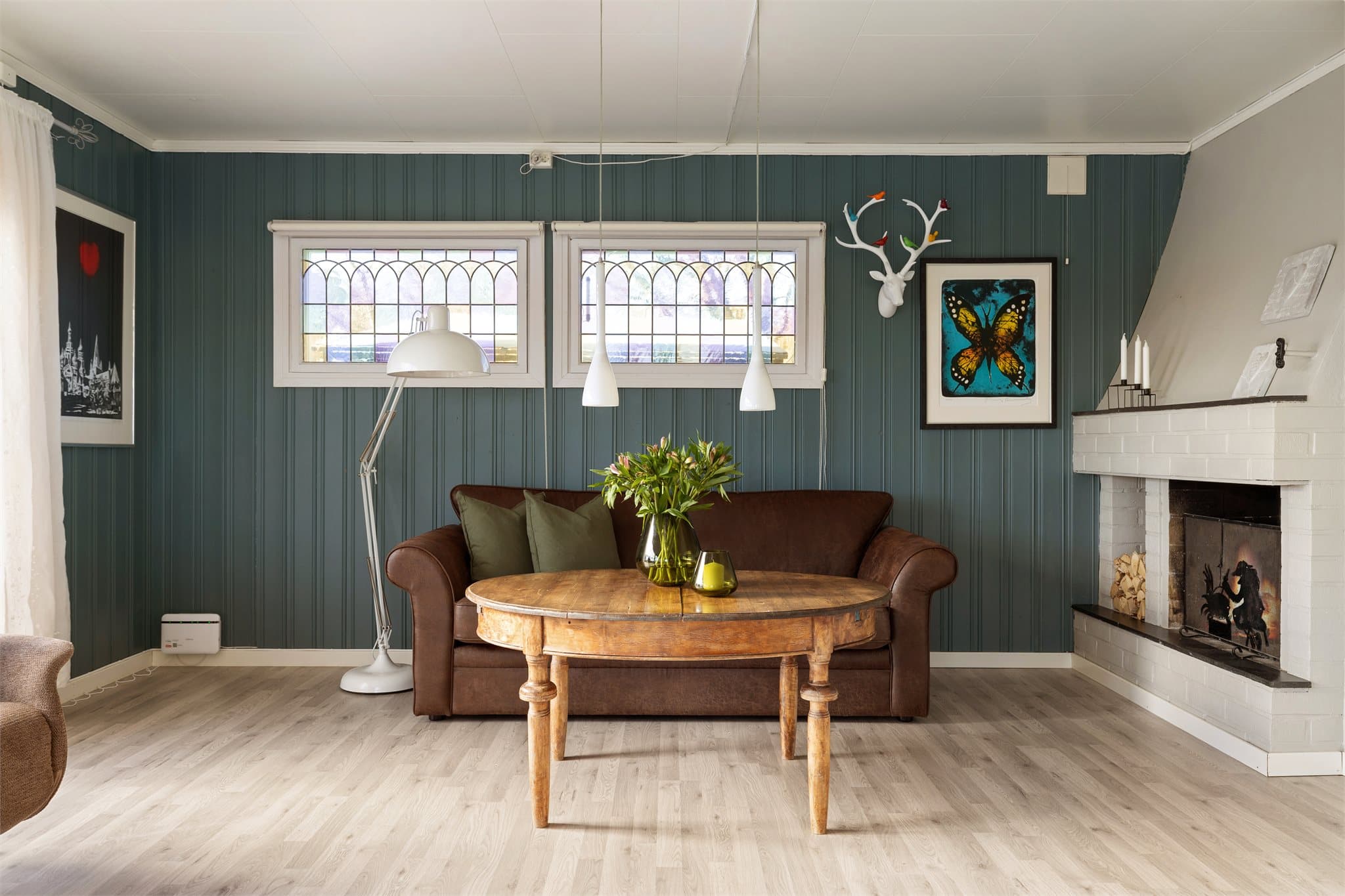 I stuen har man åpen peis som varmer godt på kaldere dager.