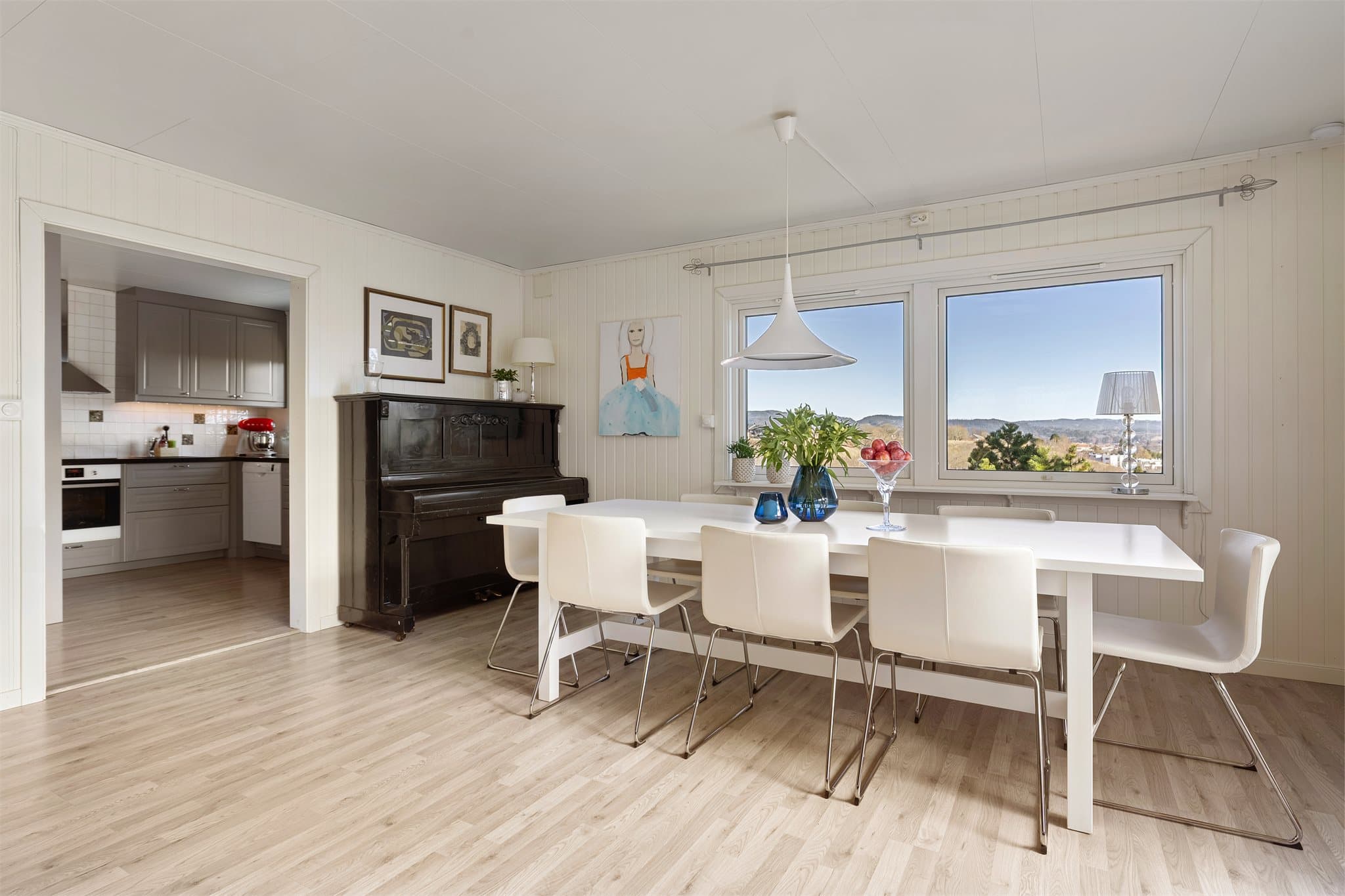 Det er god plass til å innrede med stor spisegruppe mellom stue og kjøkken.