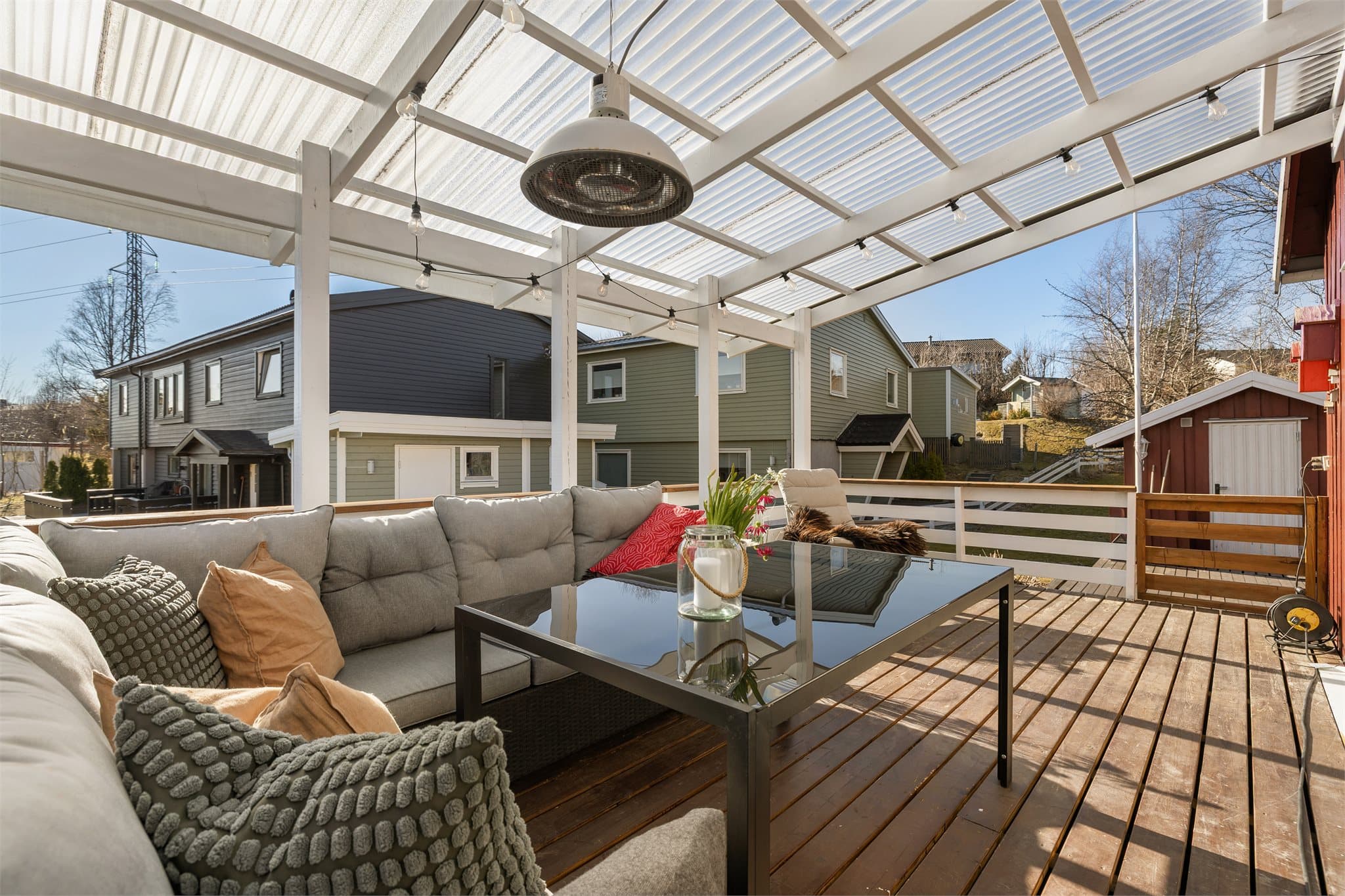 Fra stuen har man utgang til en stor terrasse på totalt 67 kvm. Deler av terrassen er utstyrt med pergola, noe som gir gode muligheter for å bruke uteplassen store deler av året.