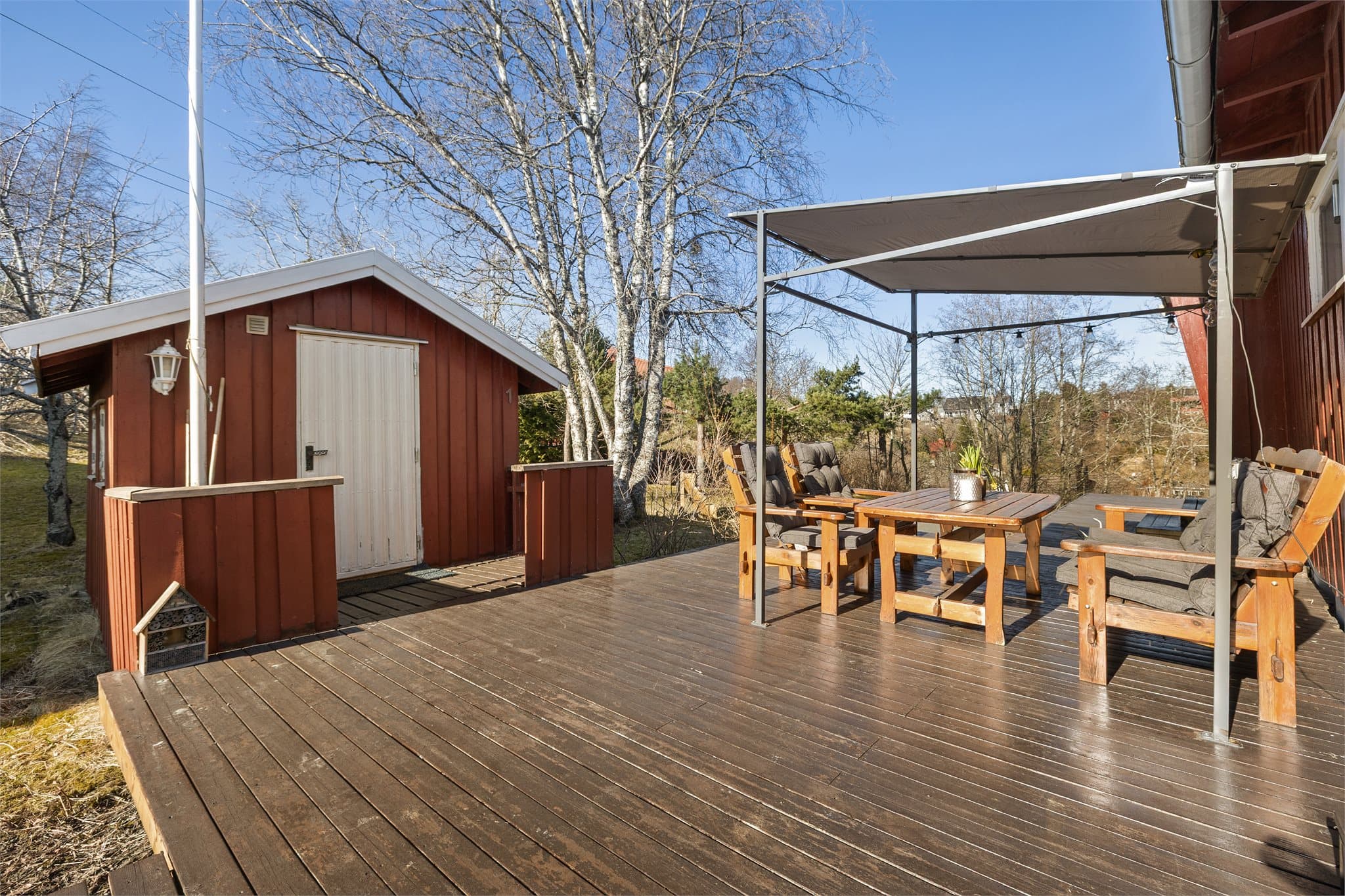 Fra terrassen har man adkomst til en hagehytte som er fullisolert med innlagt strøm og kabel-TV.