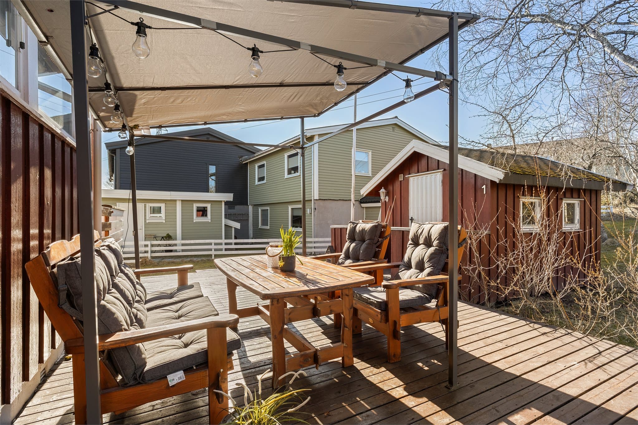 Terrassen strekker seg rundt flere sider av boligen, noe som gir mulighet til å nyte solen store deler av dagen.