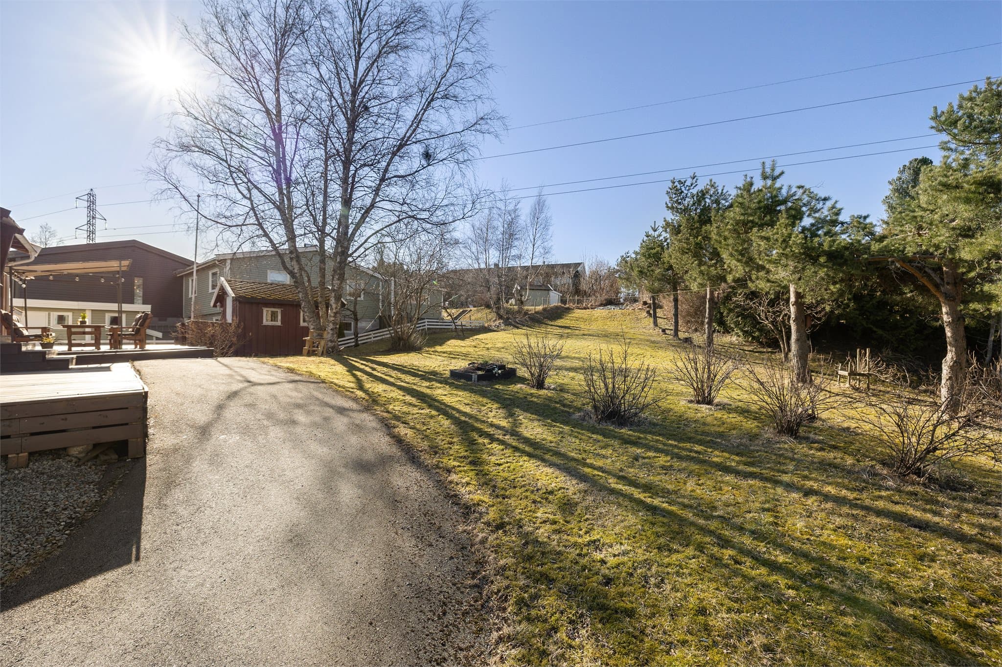 Boligen ligger i et rolig, trygt og barnevennlig område på Byåsen. Her får man en glimrende beliggenhet i et etablert boligområde på Byåsen.