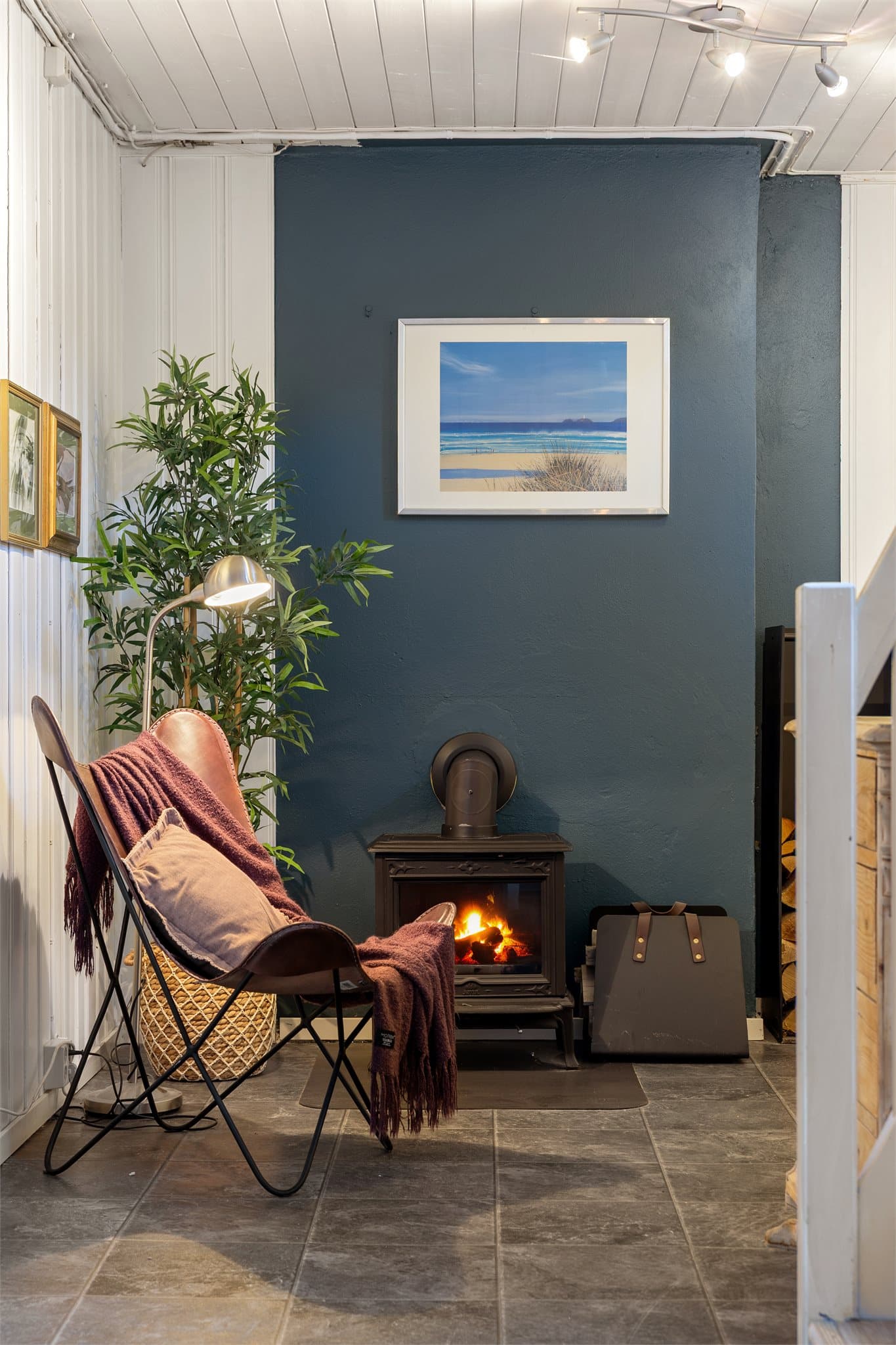 Sokkeletasjen har også peisovn som gir en lun og hyggelig atmosfære.