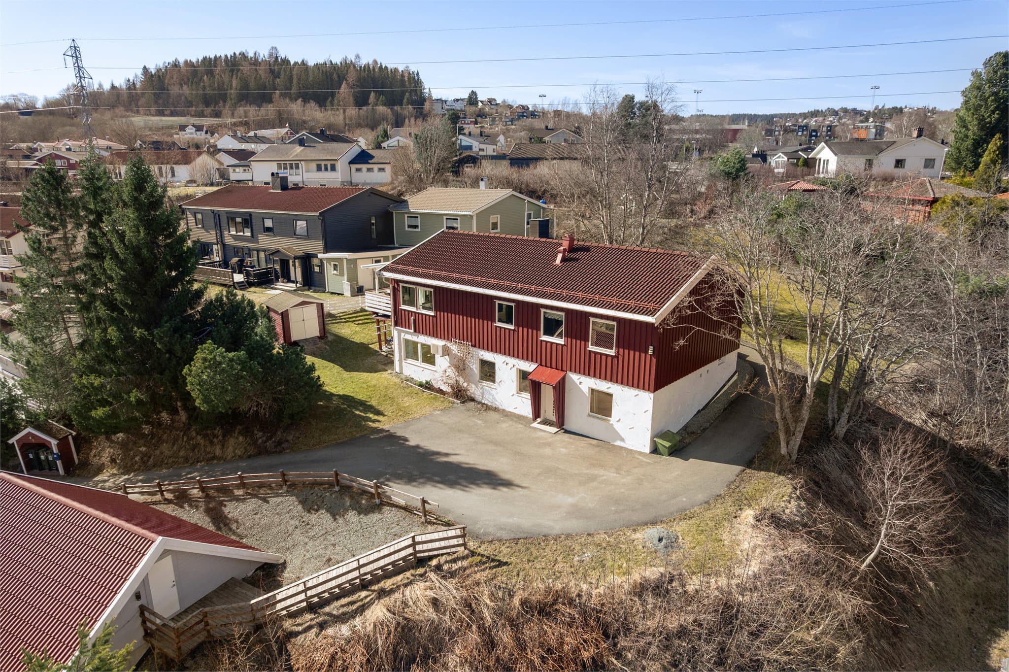 Emera Eiendomsmegling ved Eskil Wahl ønsker velkommen til Louis Kvalstads veg 1! Fotograf: Julian Nonstad / Nonstad foto