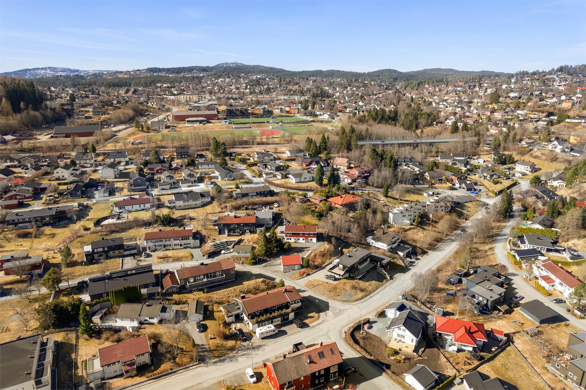 Det er flere skoler og barnehager i gangavstand fra eiendommen.