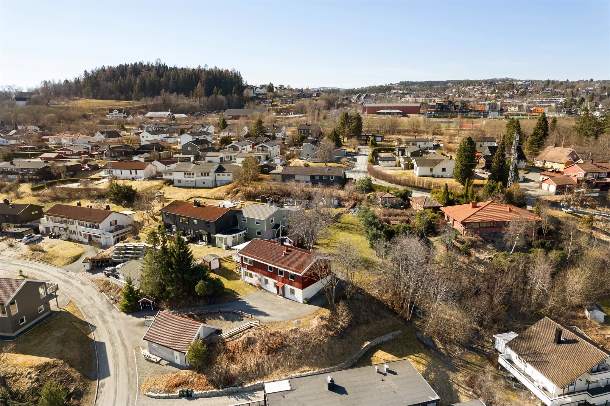 Byåsen Butikksenter ligger kun ca. 10 minutters kjøring unna, og Trondheim sentrum nås på rundt 15 minutter.