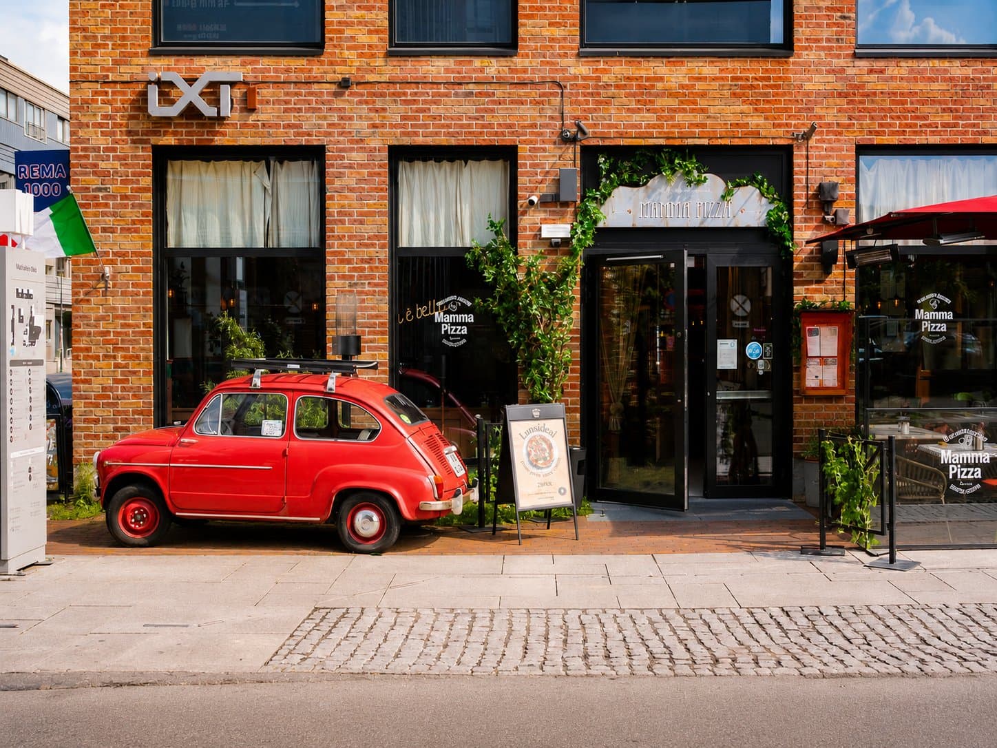 Her har du restauranter som Mamma Pizza og Sabrura Sushi rett utenfor inngangsdøren, og et mangfold av butikker og servicetilbud bare noen skritt unna.