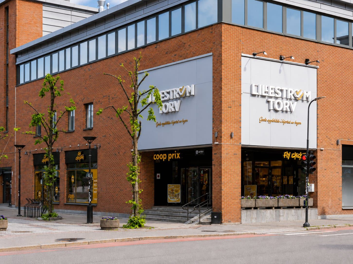 Dagligvarehandelen gjør du enkelt i nabolaget, og Lillestrøm Torv kjøpesenter er kun et par minutters gange fra leiligheten.