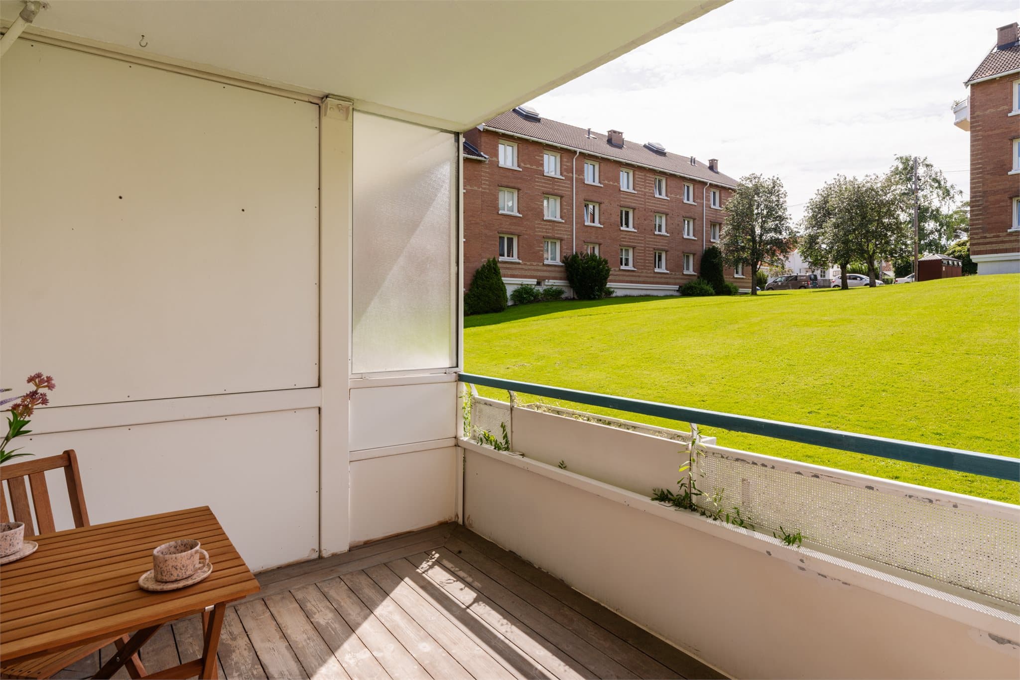 Balkongen vender ut mot rolige og grønne fellesområder.