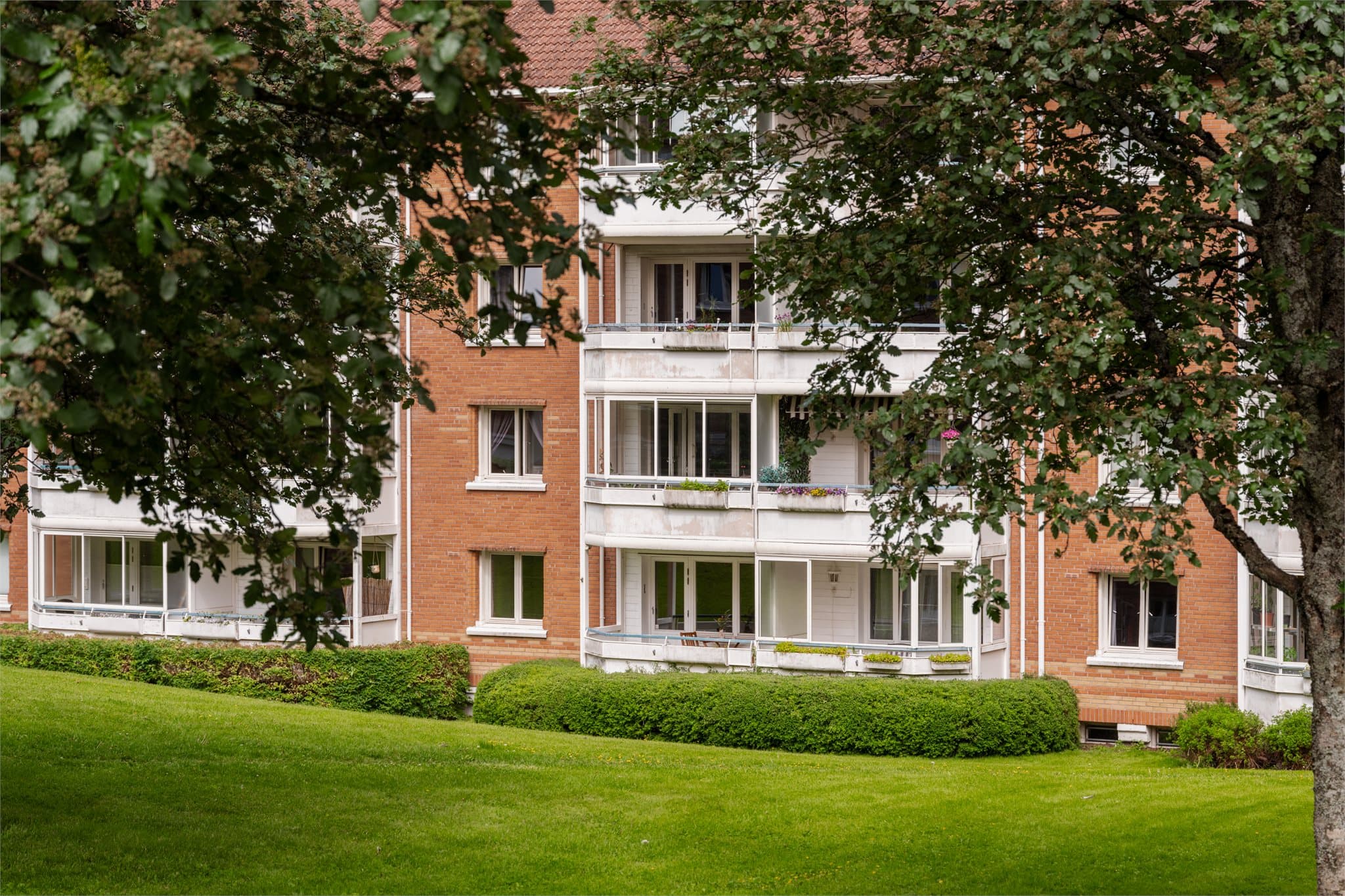 . Karlsrud T-banestasjon ligger bare få minutters gange fra boligen, med linje 1 og 4 som tar deg til Oslo sentrum på omtrent 18–20 minutter.