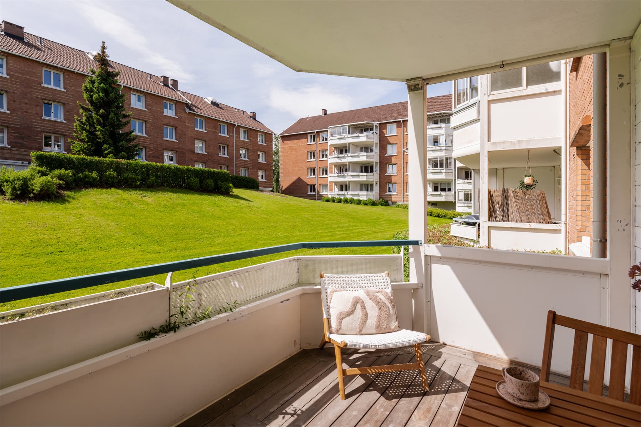 Fra stuen er det utgang til en romslig balkong på 8 m².