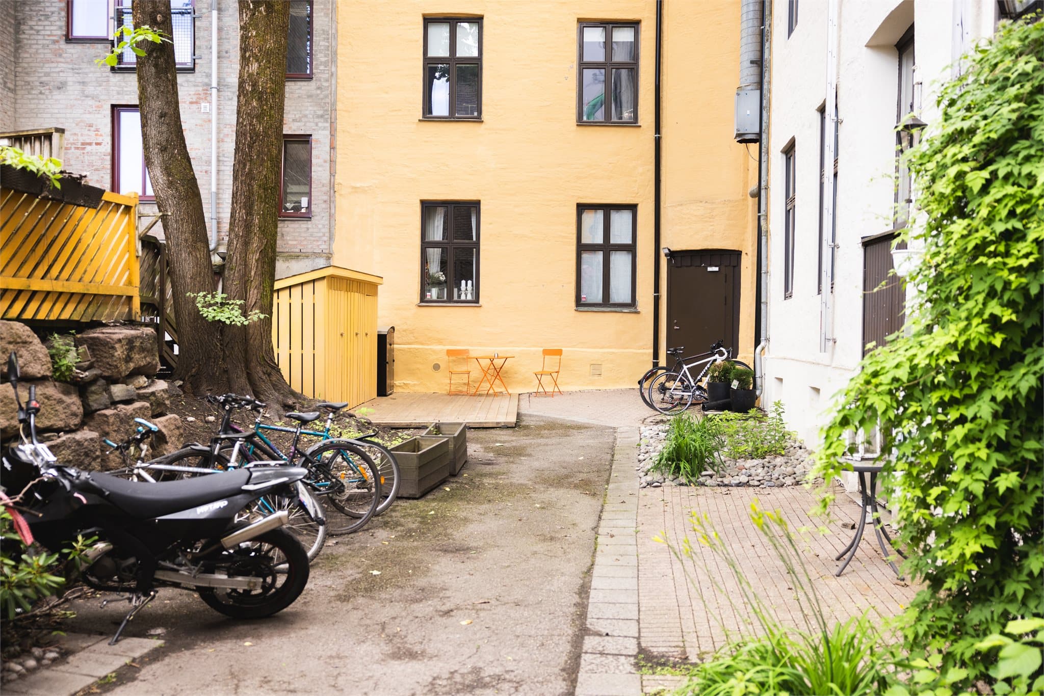 Fra boligen når du enkelt store deler av Oslo enten til fots, med sykkel, buss, trikk eller T-bane.