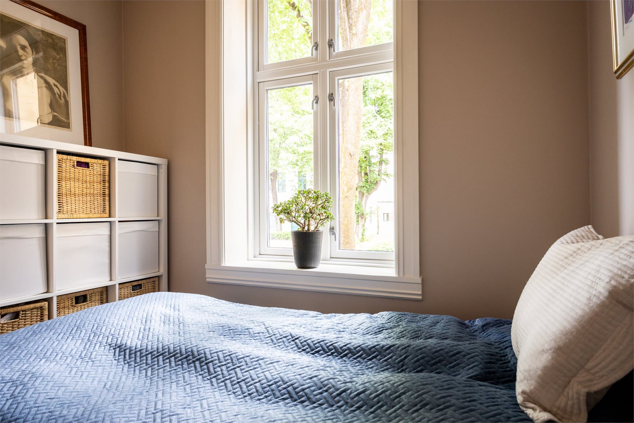 Rommet er vendt mot rolig bakgård.