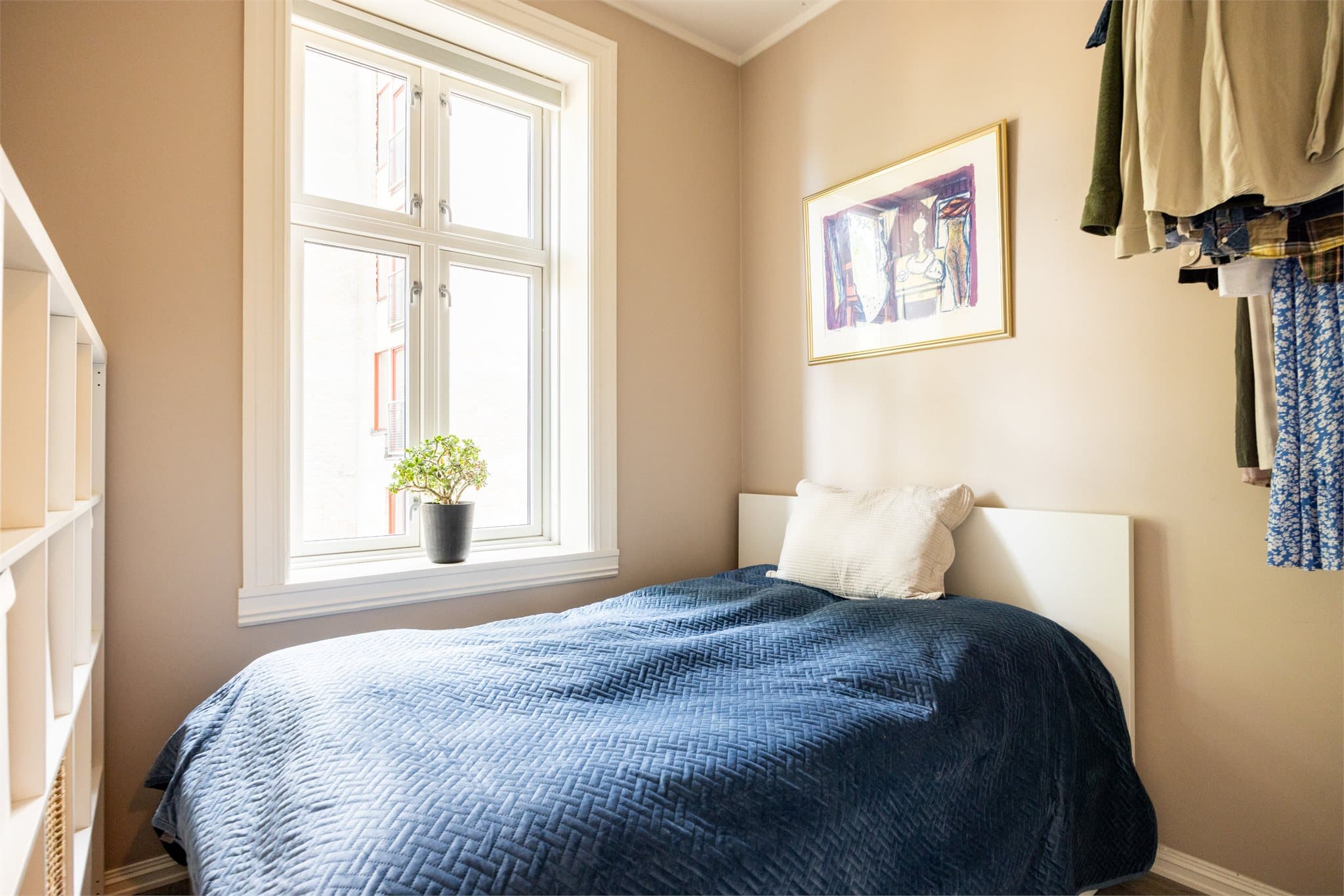 Hovedsoverom med god plass til seng, nattbord og annet ønskelig møblement.