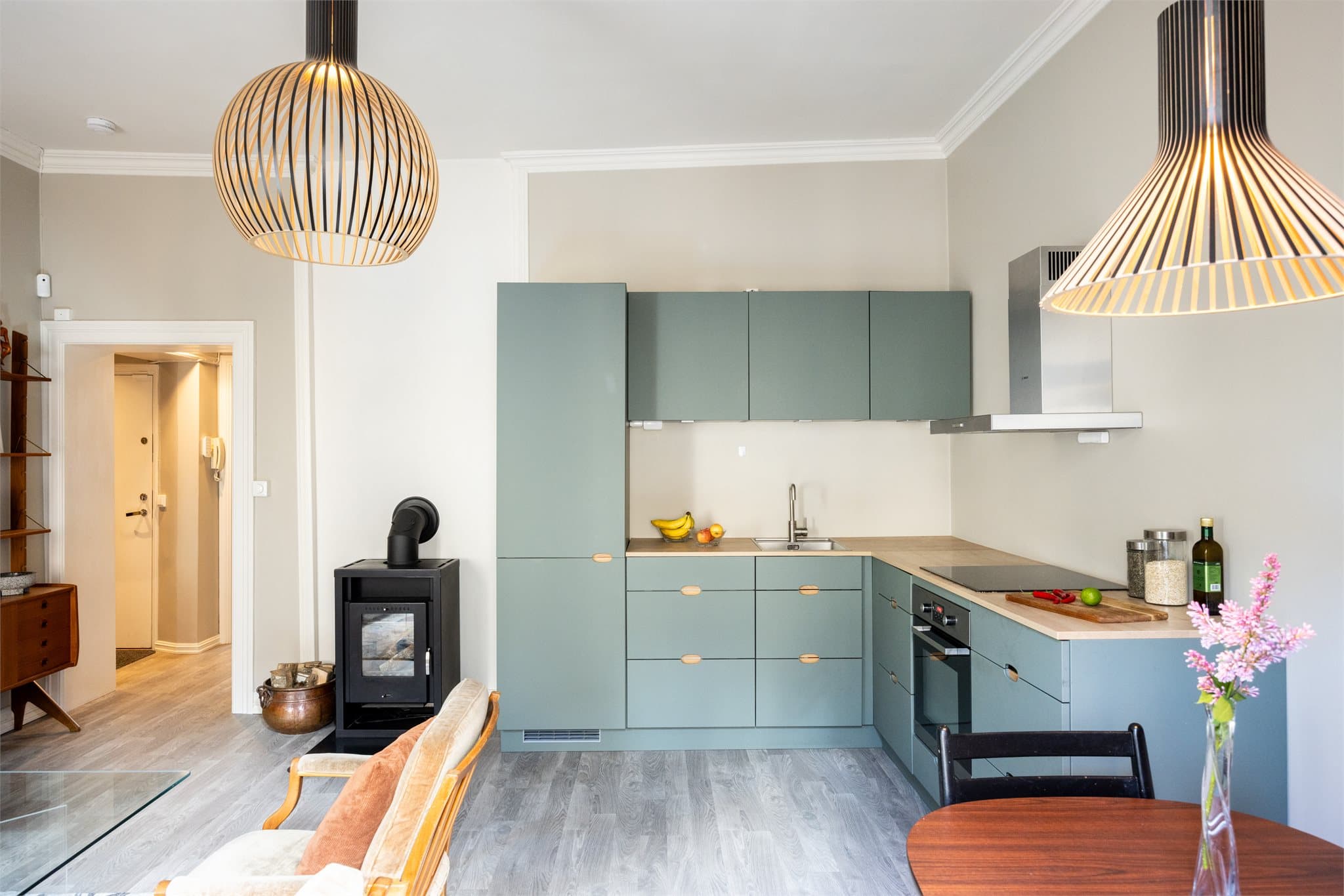 Velkommen til en lys og gjennomgående leilighet med lekre klassiske detaljer.