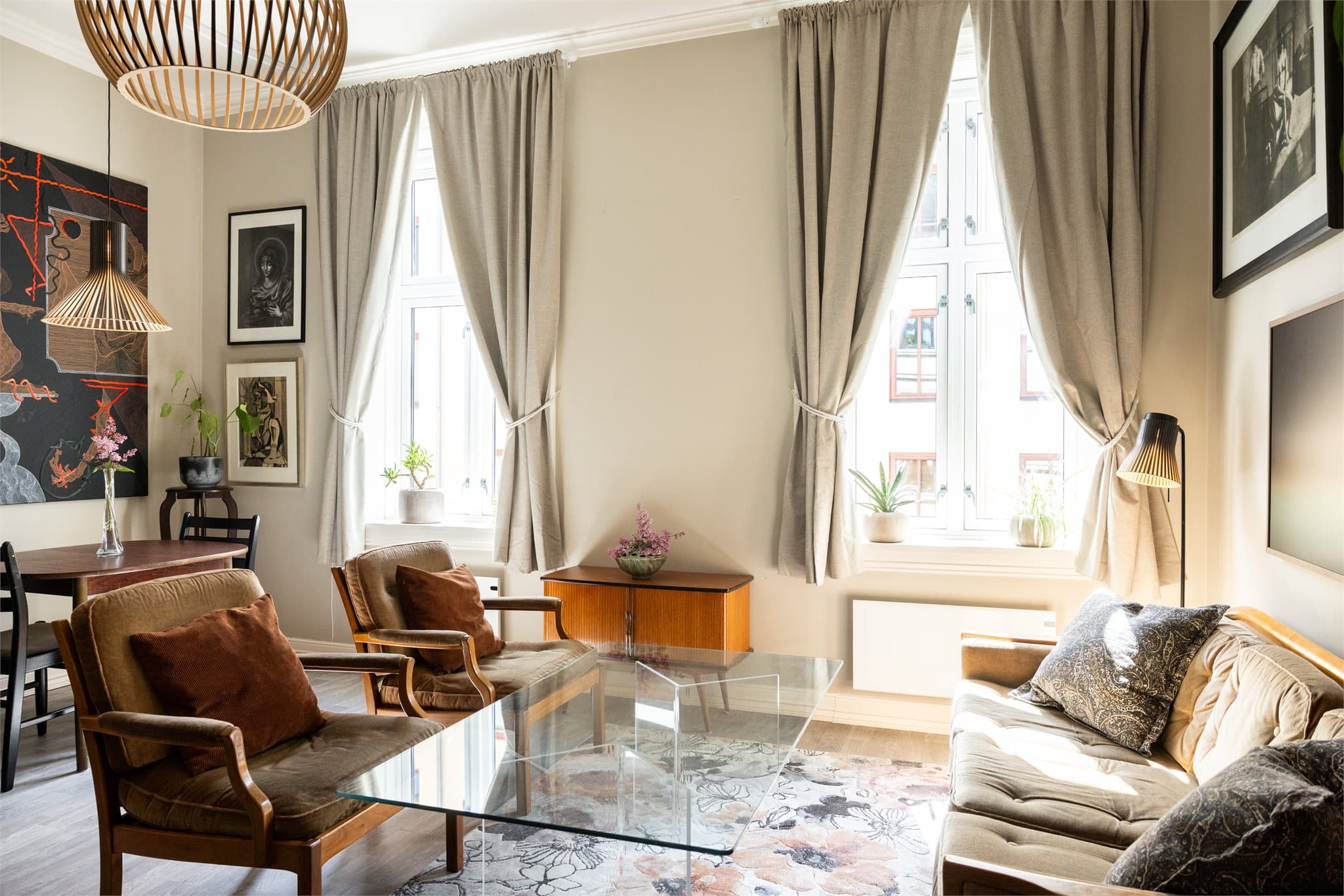 De store vindusflatene sørger for godt lysinnslipp til stuen.