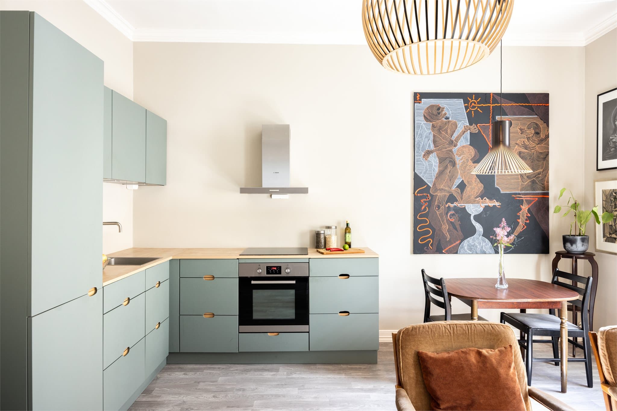 Åpen løsning med stuen gir en god romfølelse.