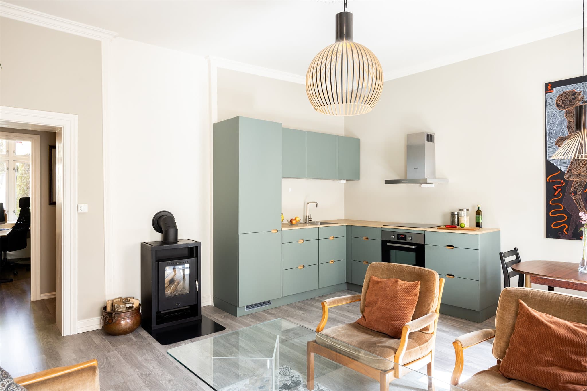 Pent kjøkken med integrerte hvitevarer.