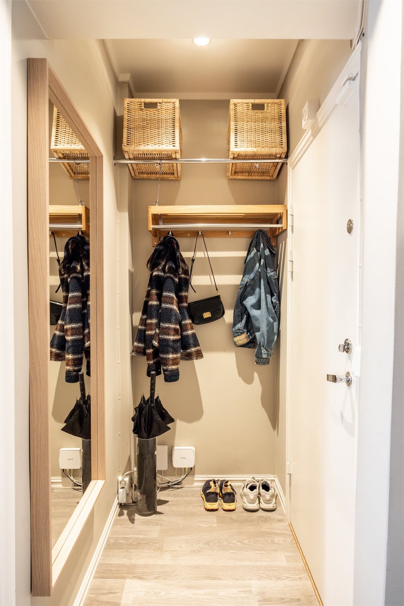 Innbydende entrè med godt med plass til oppheng av yttertøy.