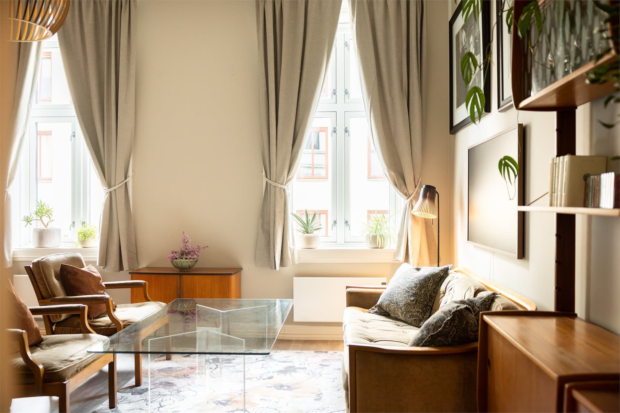 Klassiske detaljer som dype karmer, rosett og ekstra god takhøyde.