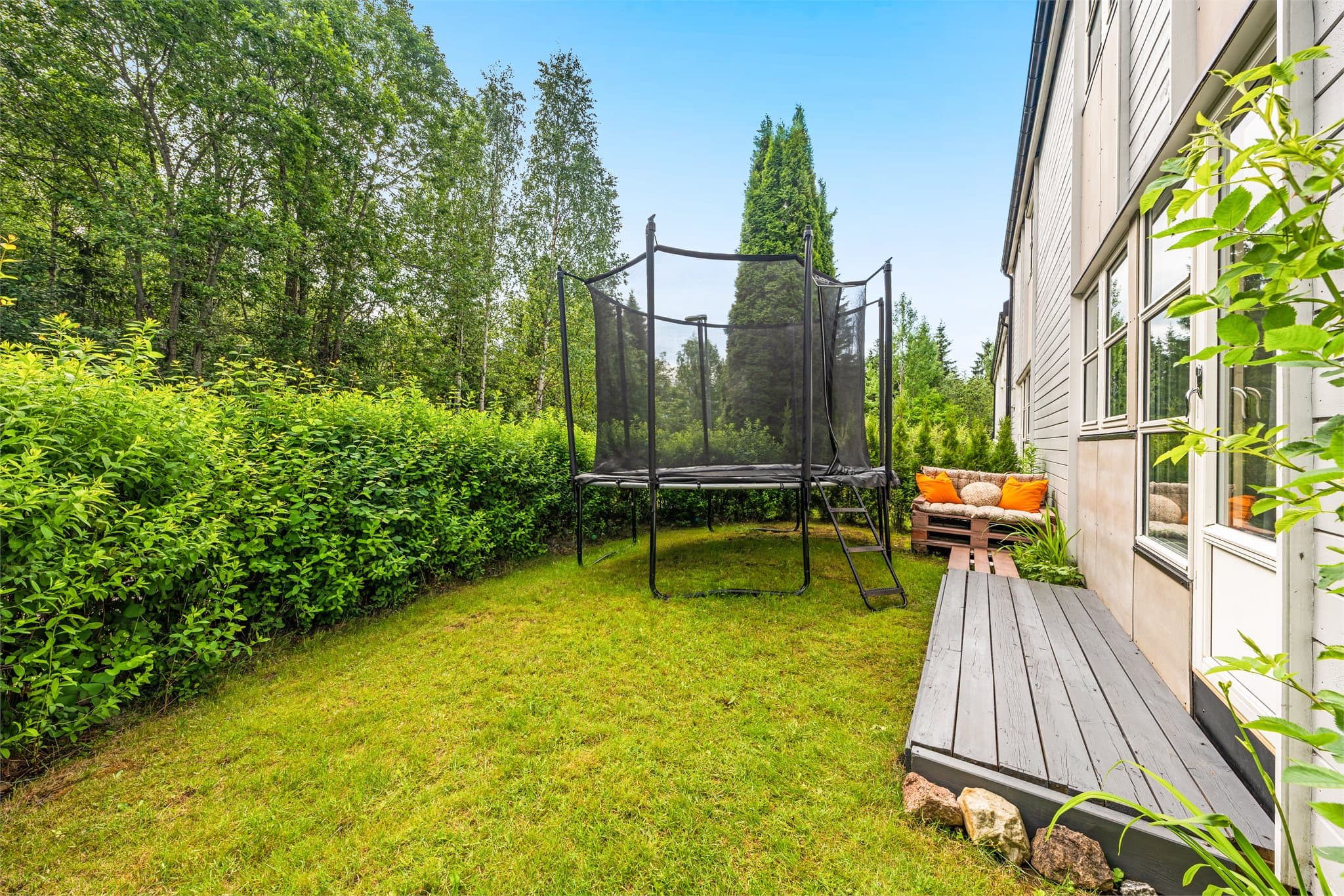 Innhekket plenareal hvor både to- og firbente vil trives.