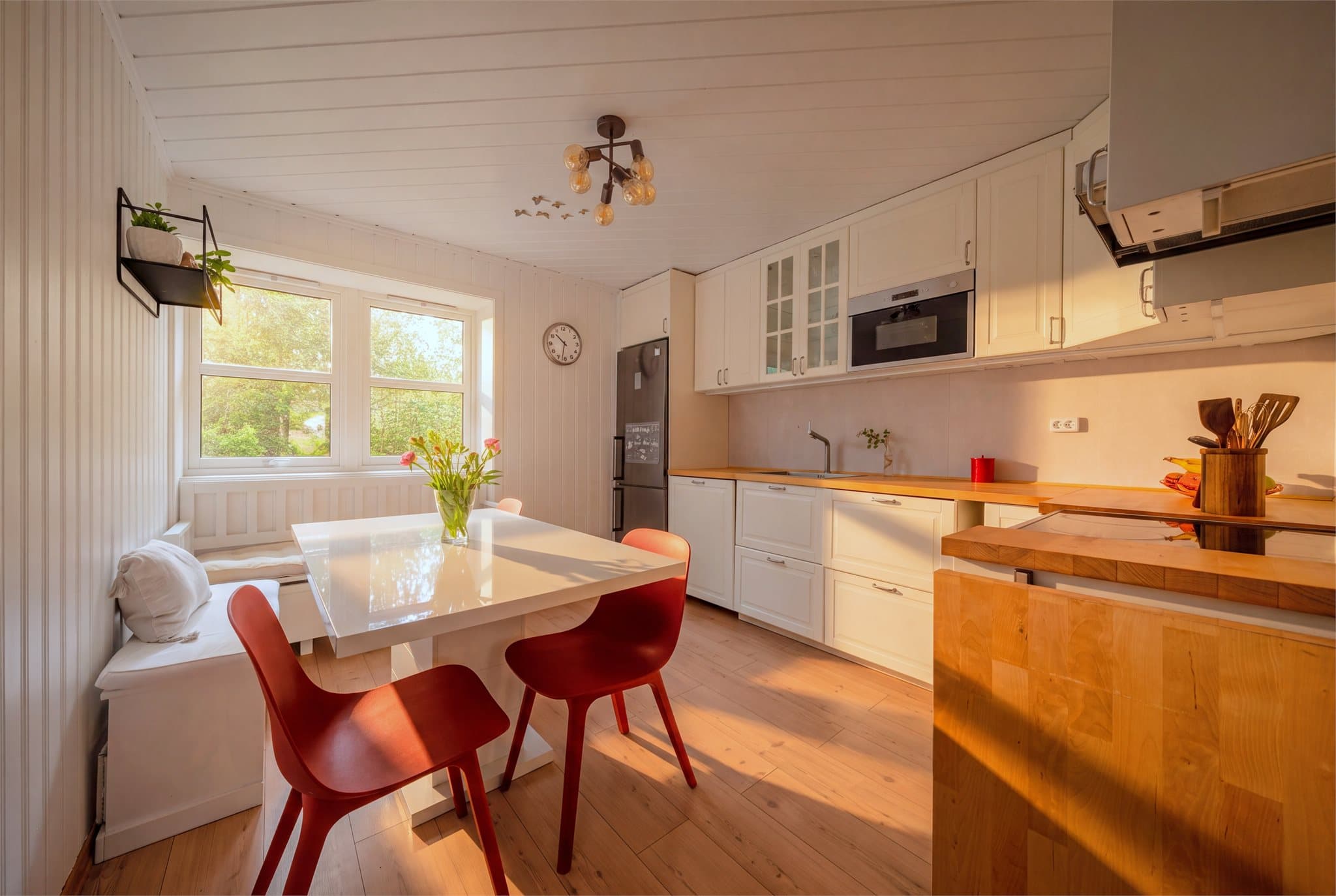 Pent kjøkken med plass til spisebord.