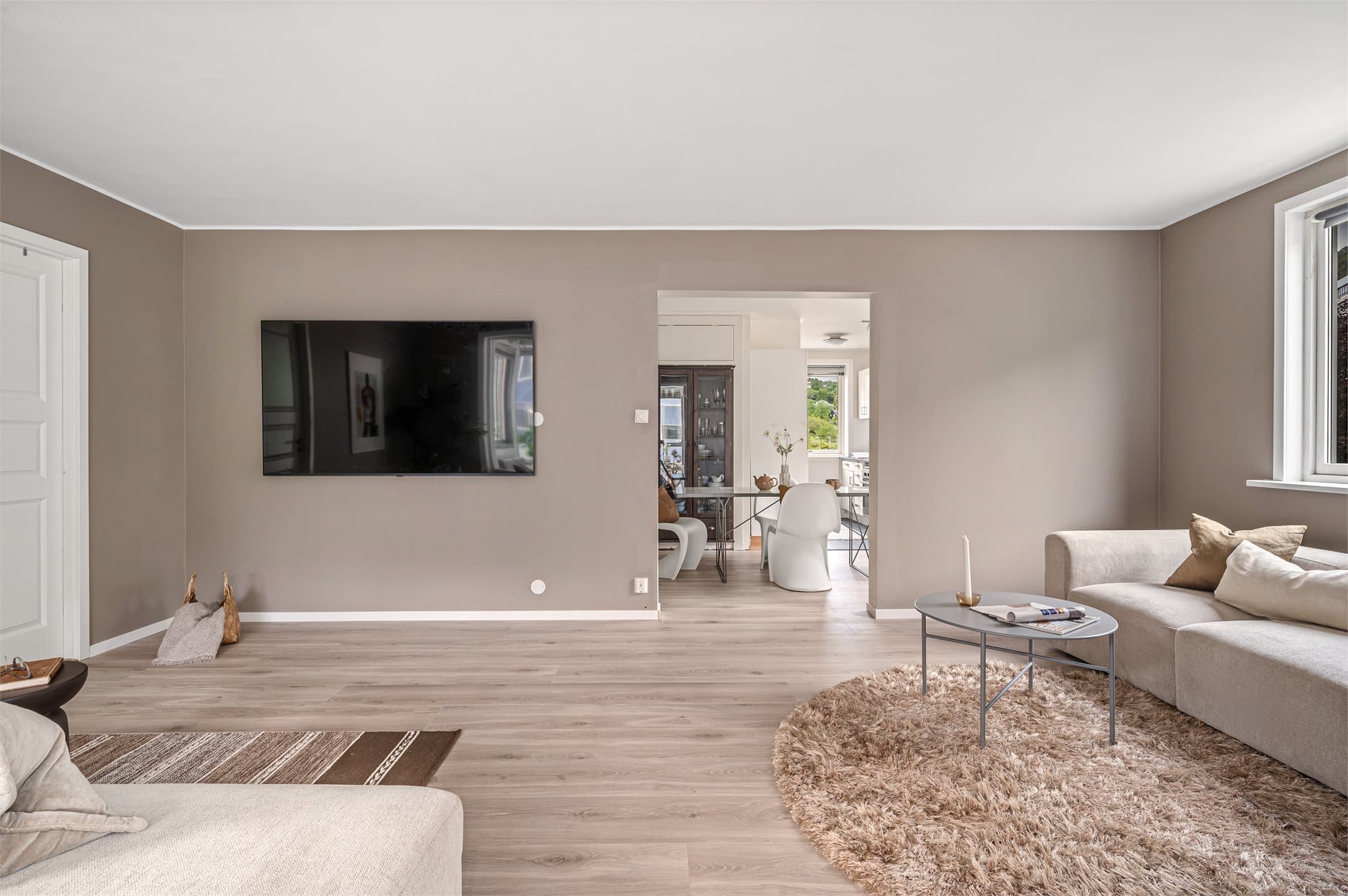 - Leiligheten har et totalt BRA-i på 83m² og inneholder entré, toalettrom, 3 soverom, bad, kjøkken/spisestue og stue -