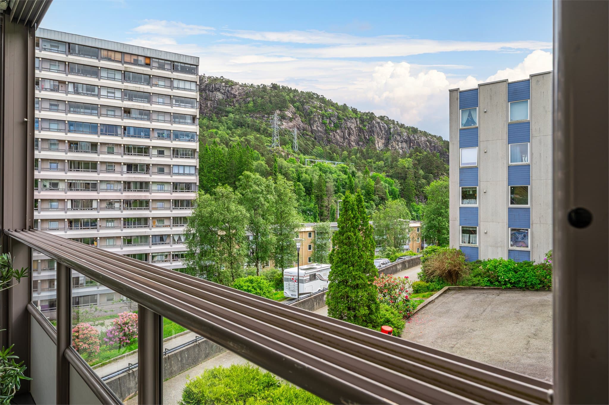 - Vinduene på balkongen kan åpnes, slik at balkongen enkelt kan nytes som en åpen balkong på varme dager -