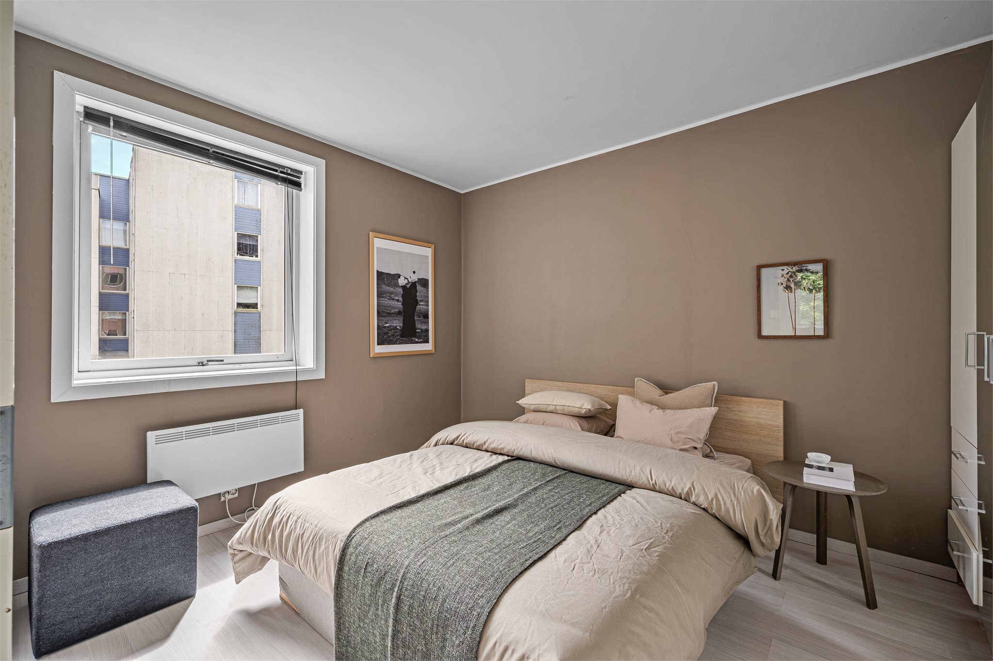 - Soverommet måler 10,8m² -