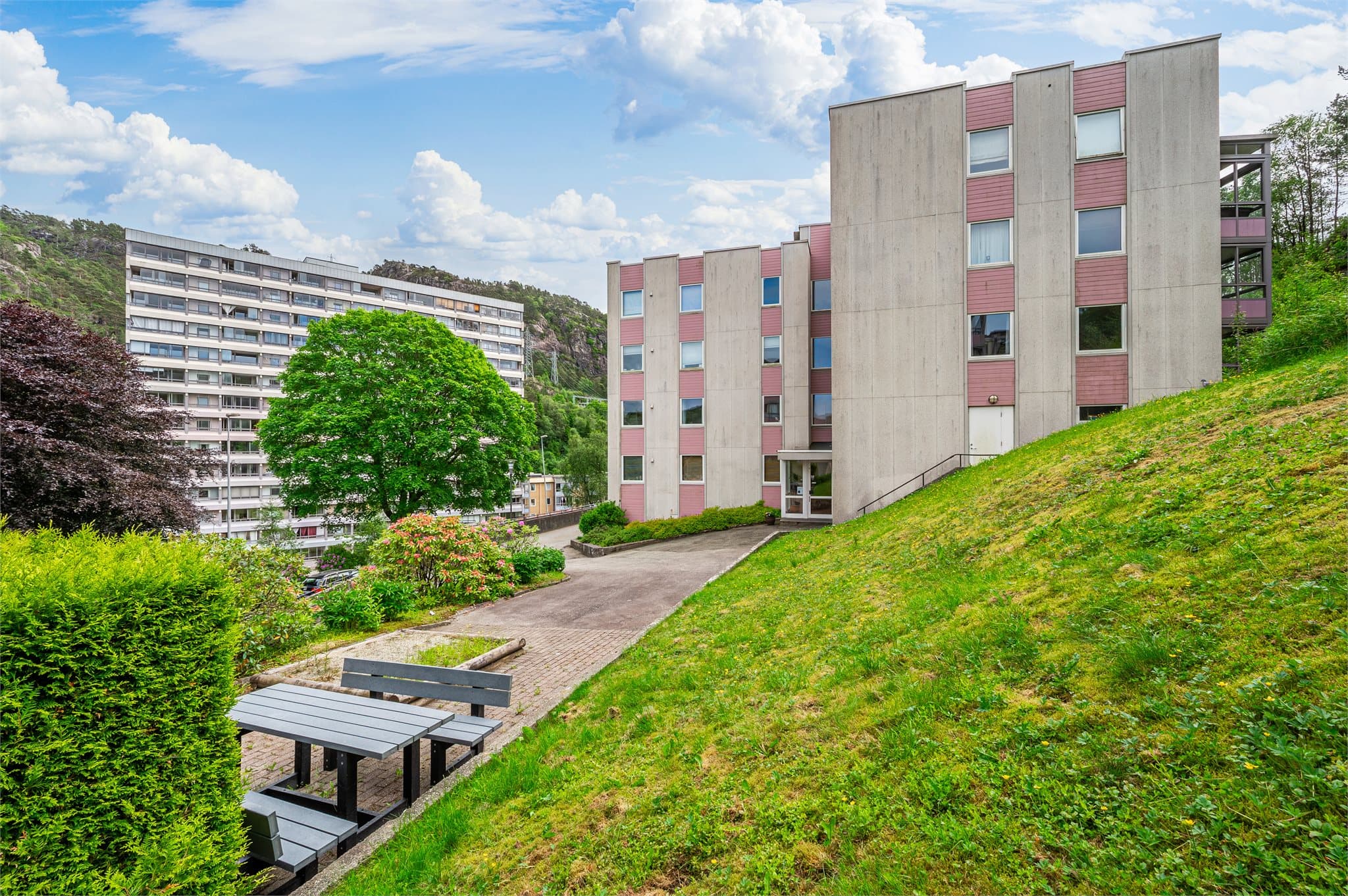 - Barnevennlig området med nærhet til barnehager, skoler og aktivitetstilbud -