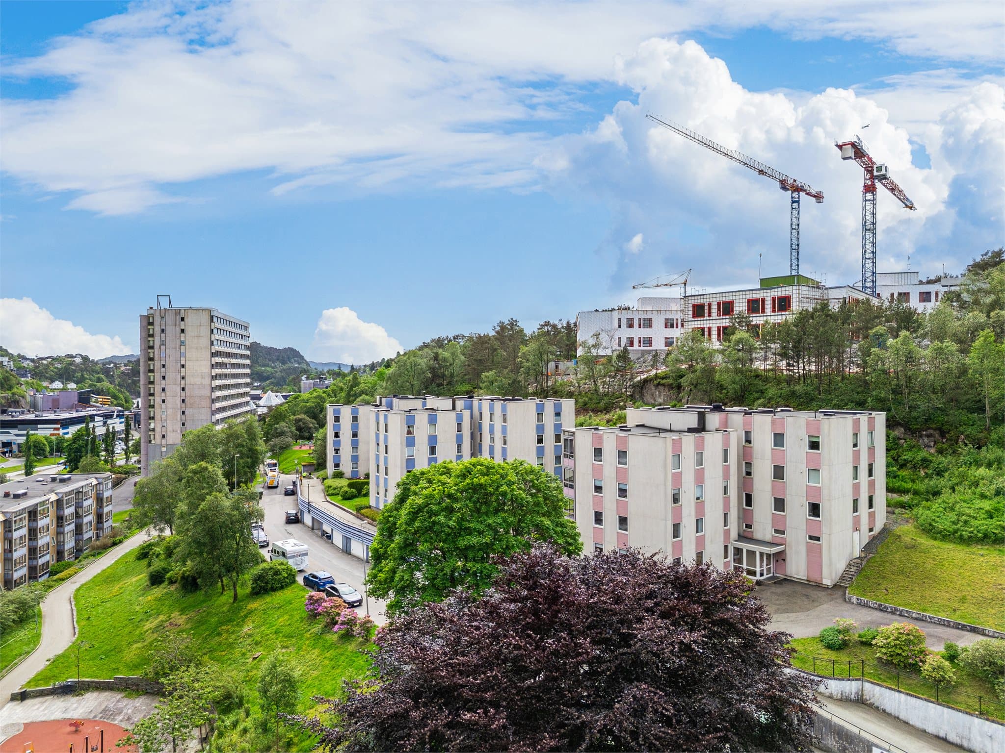 - Med leiligheten følger egen parkeringsgarasje! -