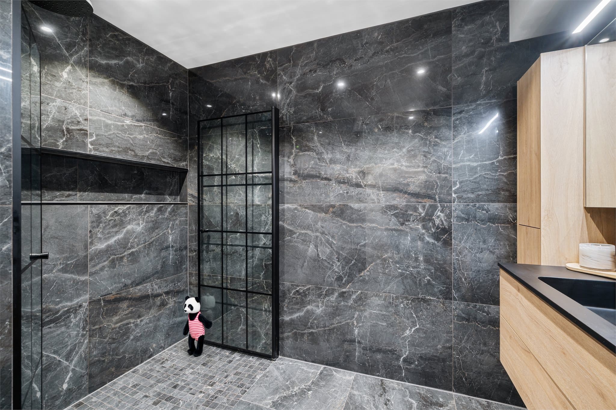 - Badet måler 6,6m² -