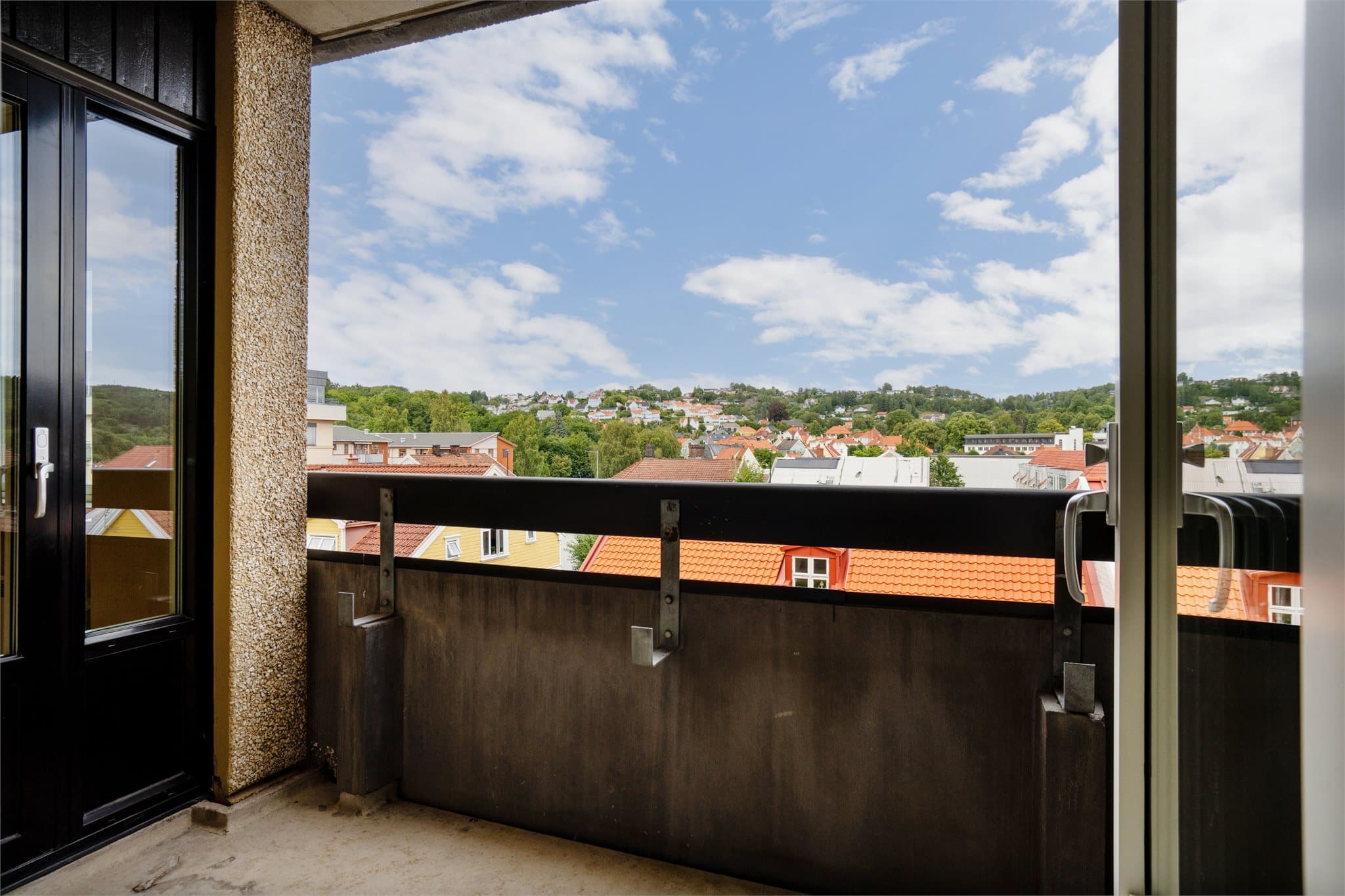 Den overbygde verandaen har plass til en sittegruppe.