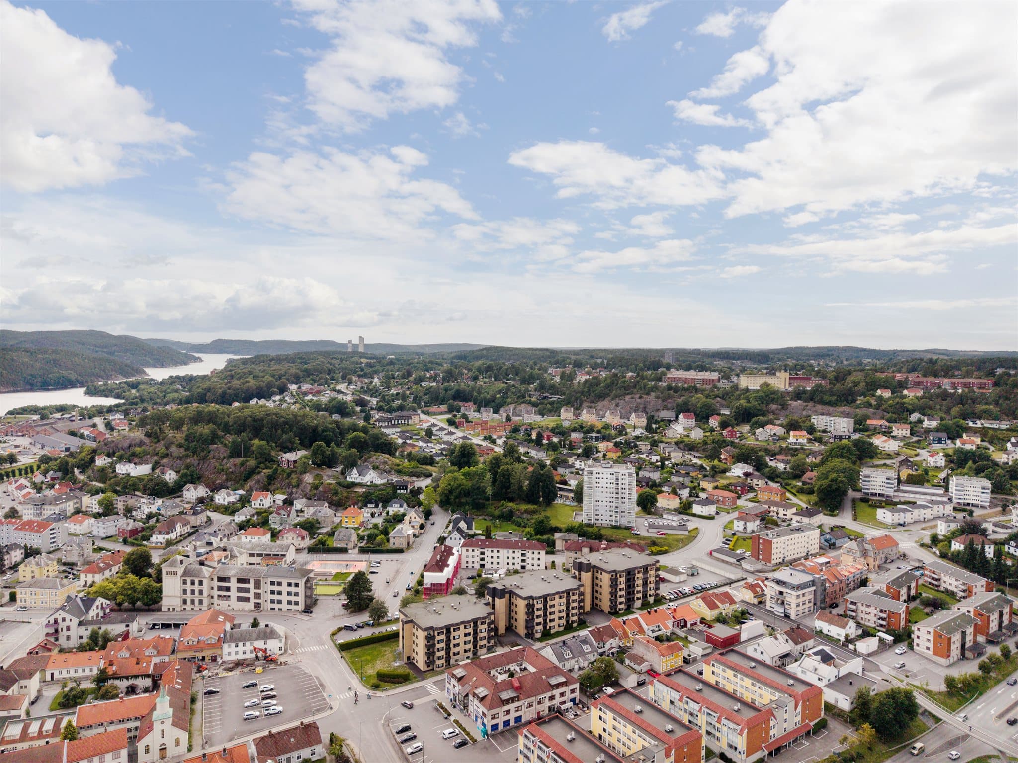 Halden togstasjon ligger innen gangavstand, med gode pendlermuligheter.