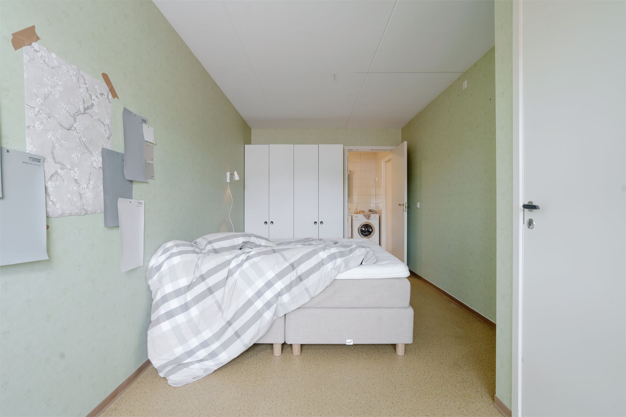 Soverommet har plass til dobbeltseng og garderobeløsning.