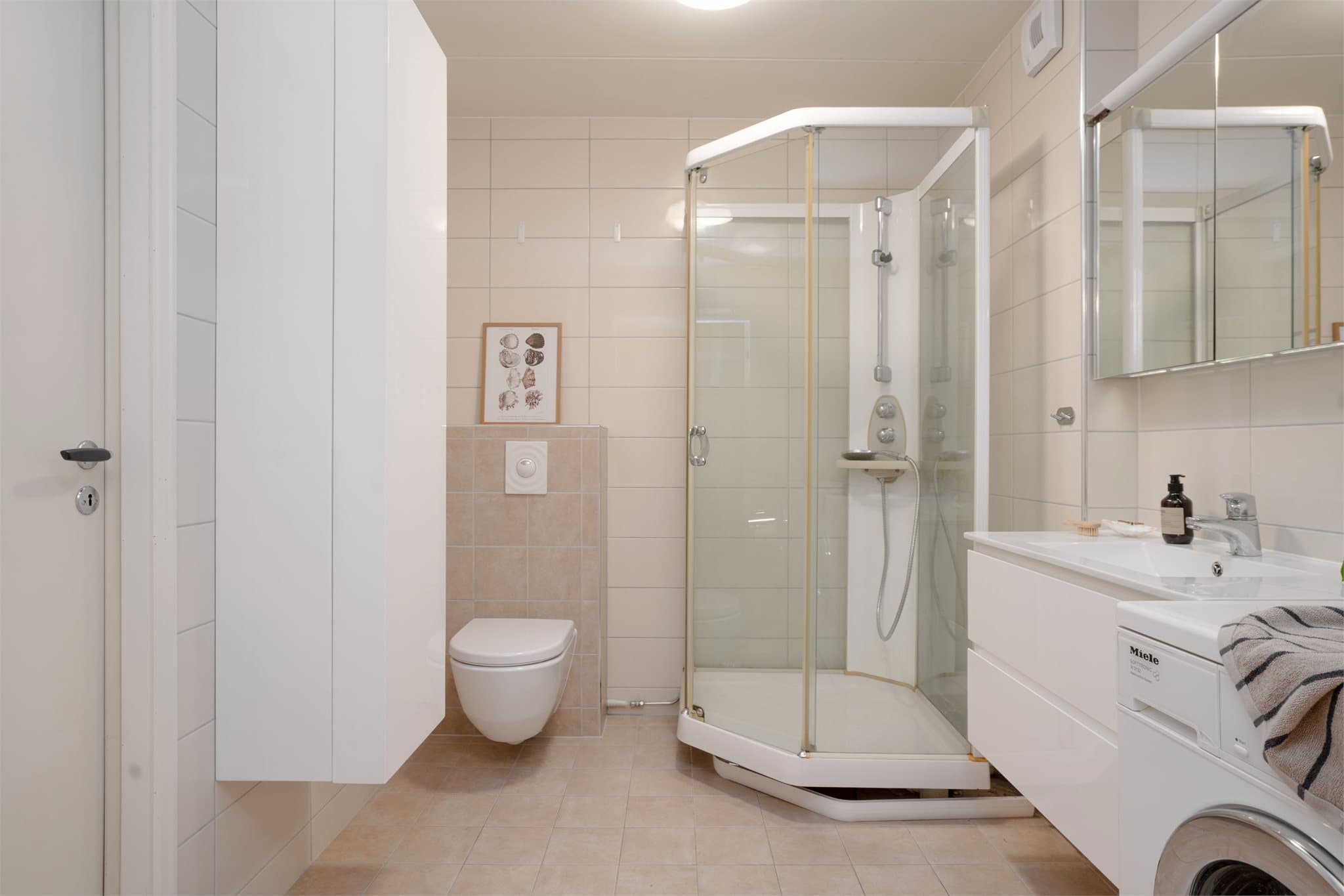 Badet ble oppgradert i 2014-15 med fliser, varmekabler og vegghengt toalett.