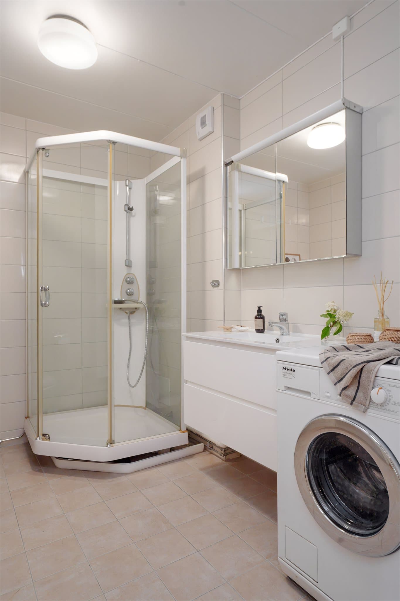 Badet er utstyrt med dusjkabinett og elektrisk avtrekksvifte.
