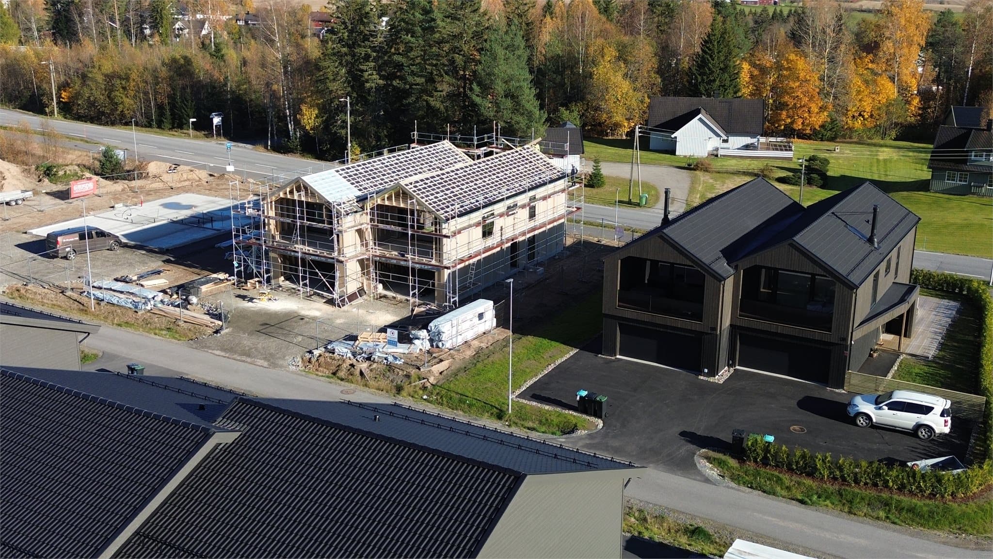 Store og fine familieboliger med store rom, 4 soverom, 2 stuer og fine uteområder. Integrert garasje med direkte adkomst inn til boligen.