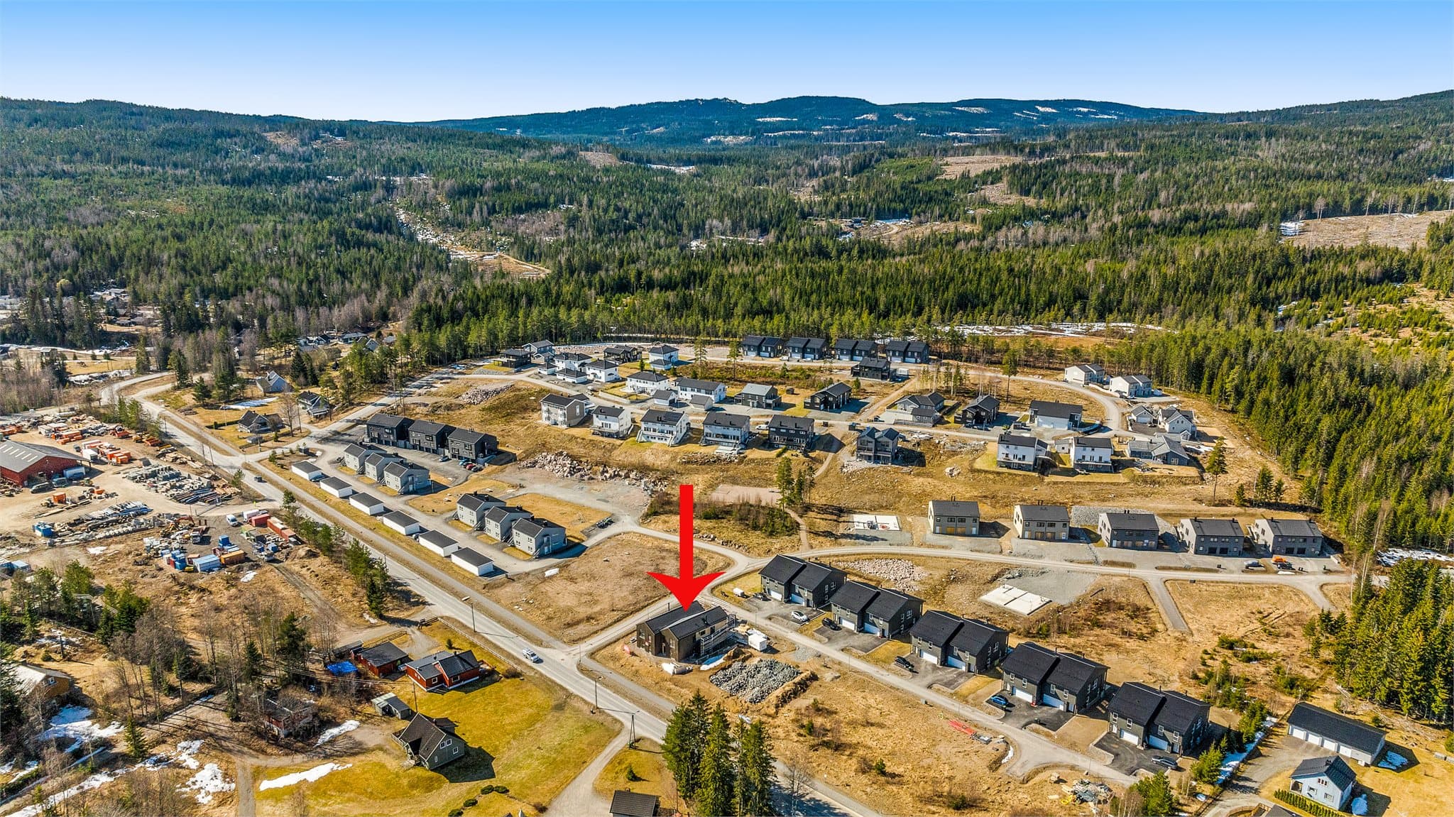 Meget god beliggenhet i Nannestad med umiddelbar nærhet til uttallige turmuligheter i Romeriksåsen. Bilde tatt før bygg ved siden er satt opp.