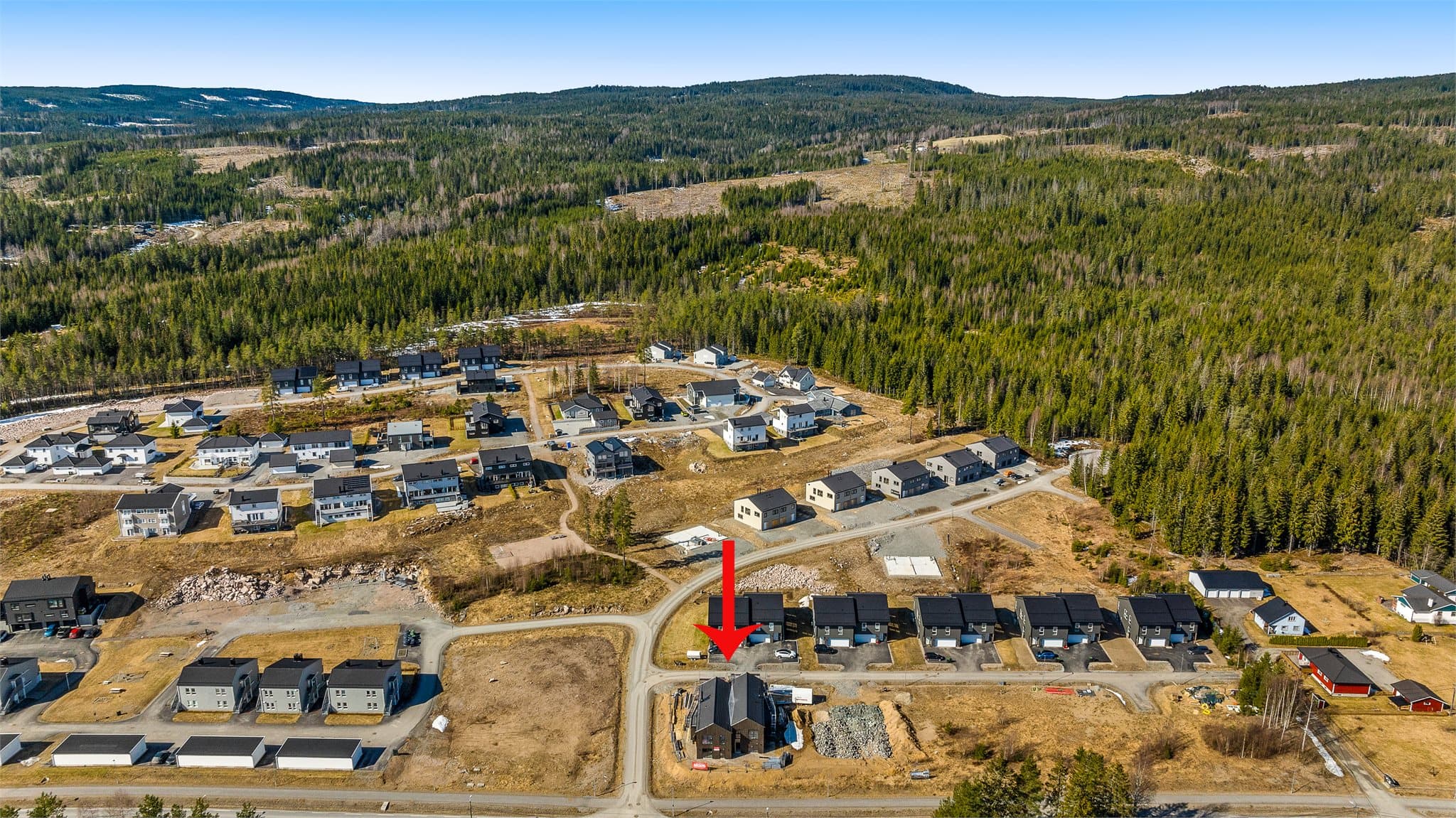 Bilde tatt før bygg ved siden er satt opp.