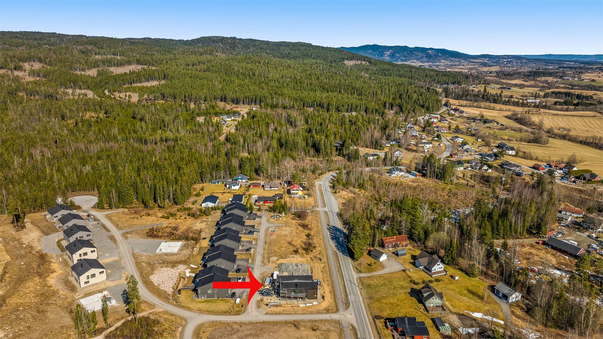 Bilde tatt før bygg ved siden er satt opp.