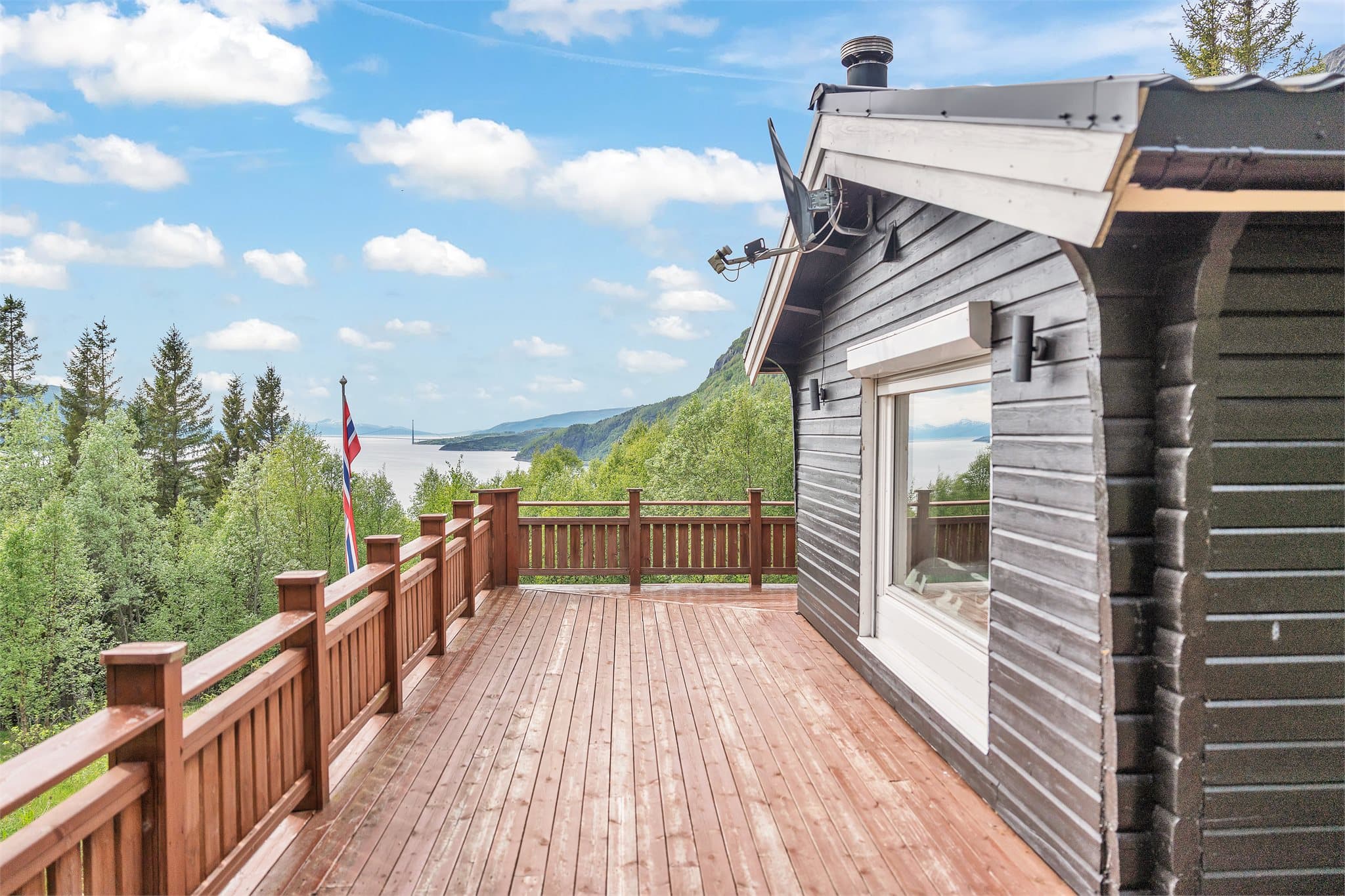 Stor terrasse med mye plass til familie og venner