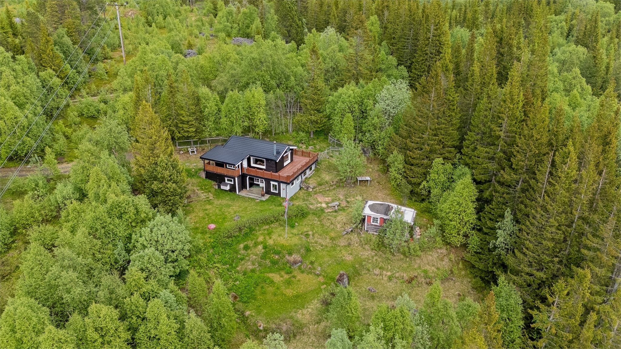 Hytta har fin og skjermet beliggenhet og bilvei helt fram