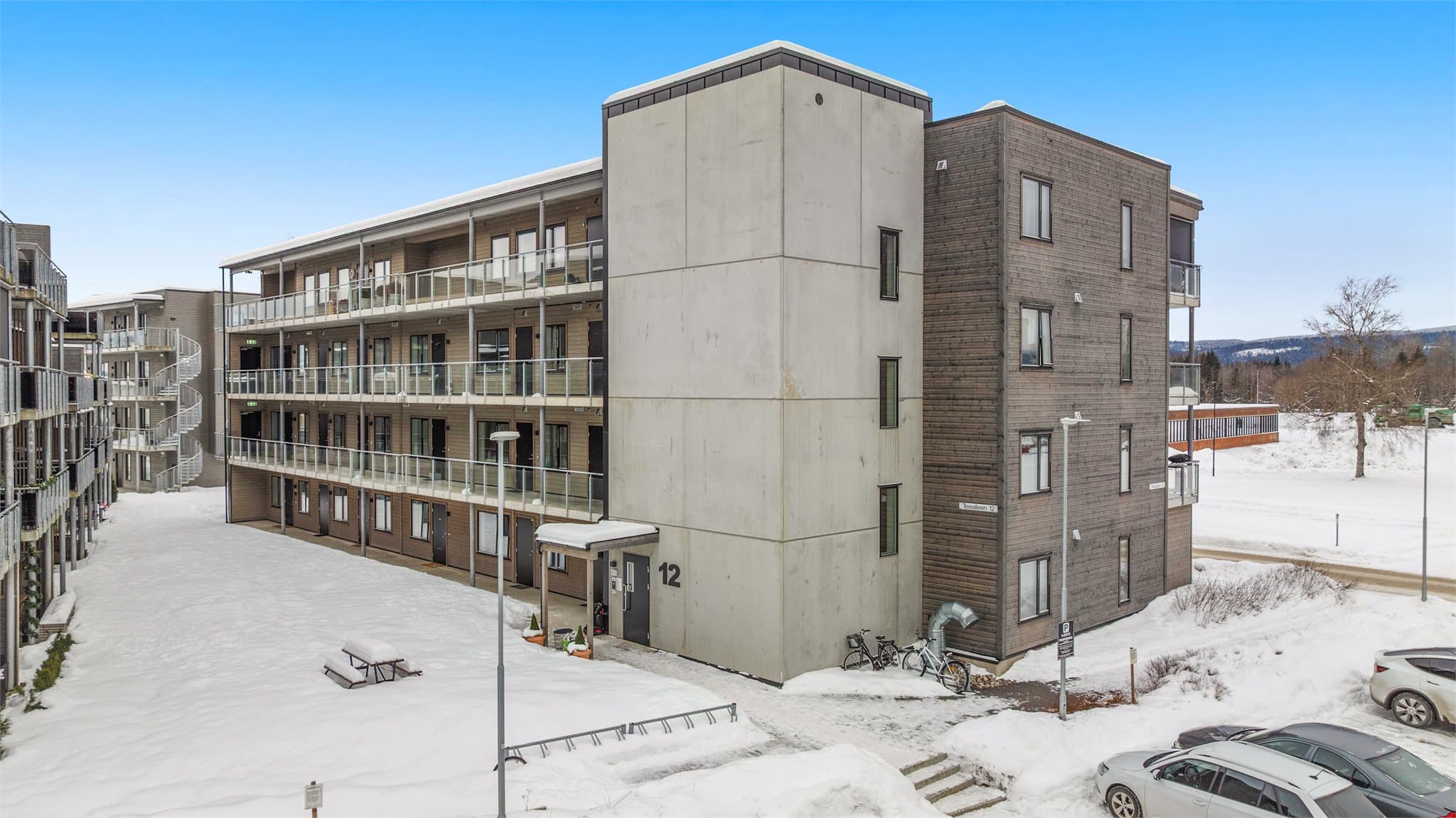 Leiligheten finner du svært sentralt i Nannestad med kort vei til butikker, kollektivt, skoler, bhg og alt hverdagen måtte kreve.