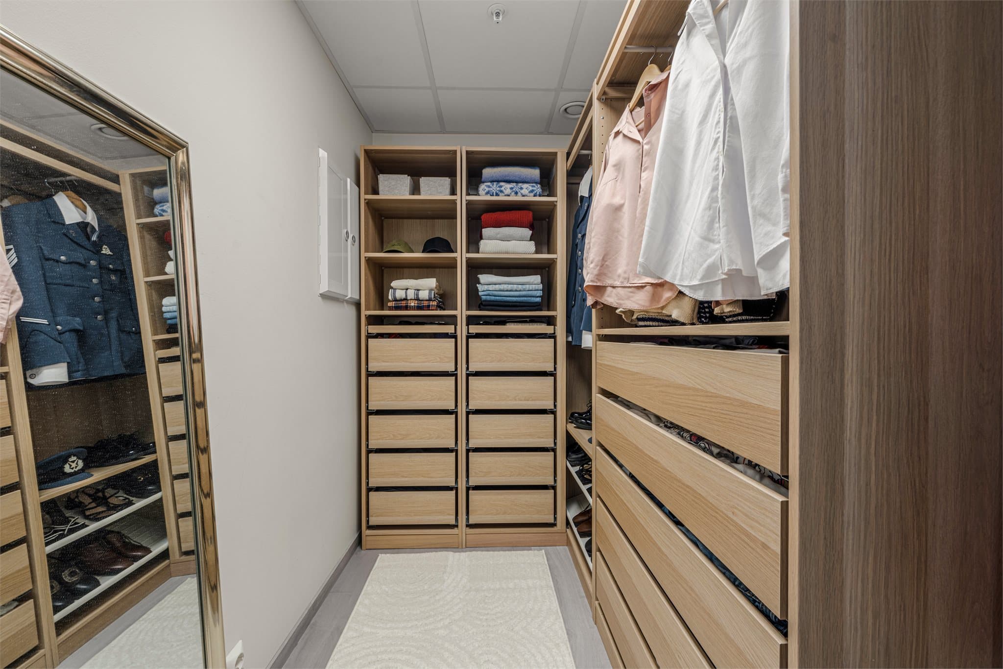 Bod som kan innredes som garderobe. Pax-løsning kan følge om ønskelig.