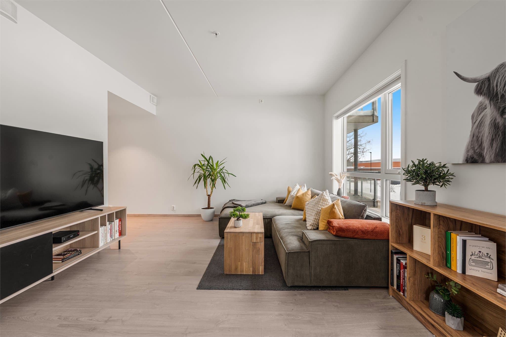 Det er god takhøyde og store vindusflater som bidrar til en god romfølelse.