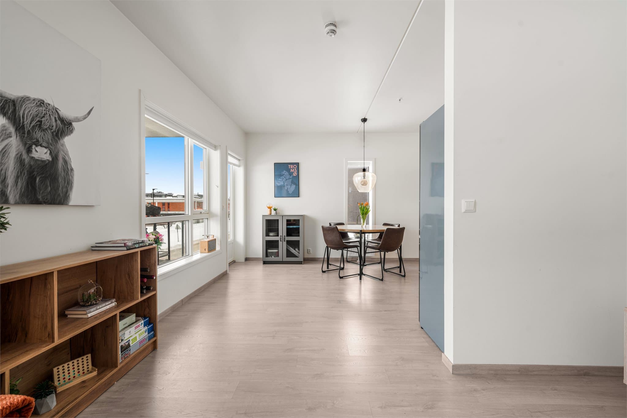 Fra stuen er det utgang til en romslig balkong med nydelig utsyn.