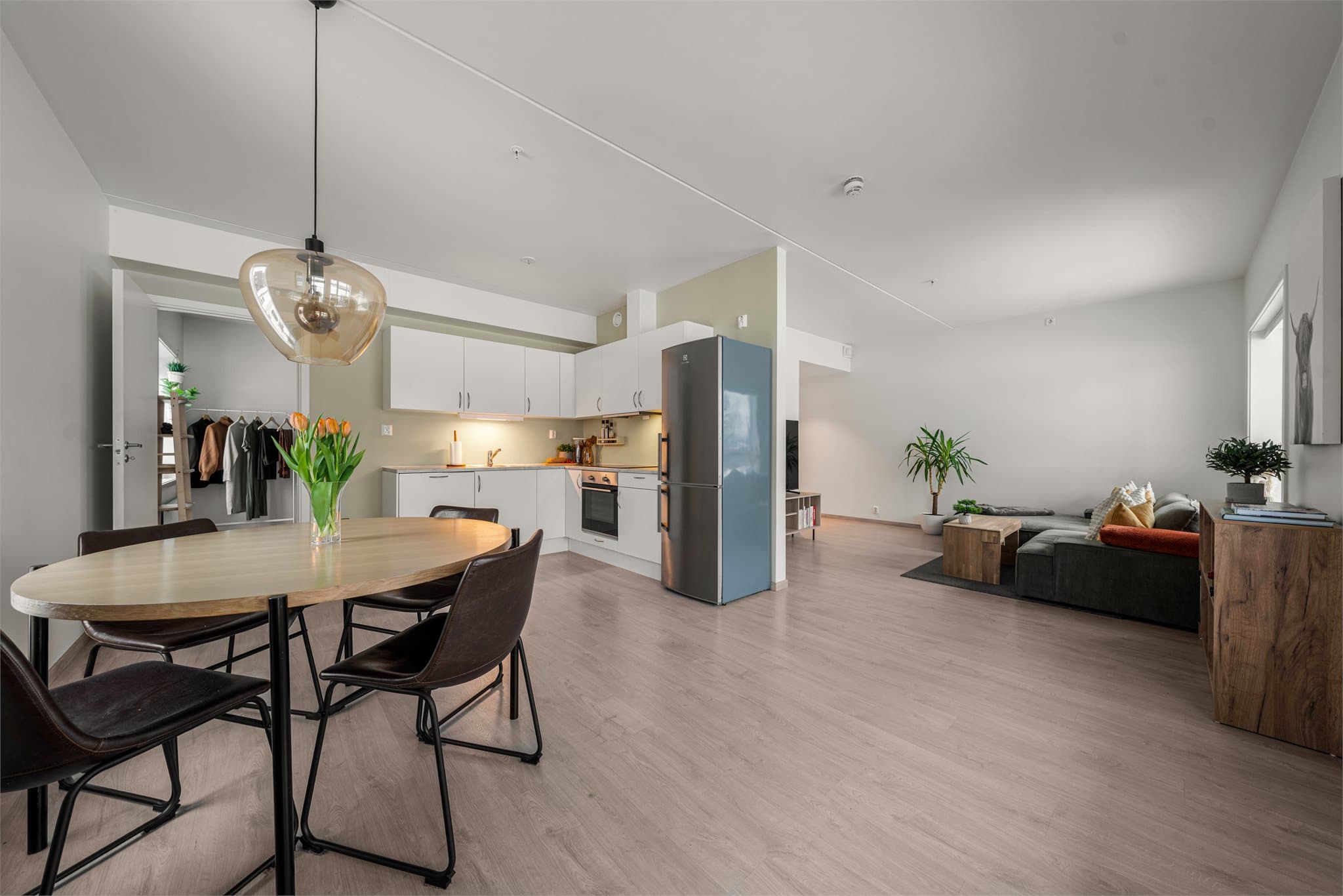 Leiligheten er romslig med et stort sosialt allrom.